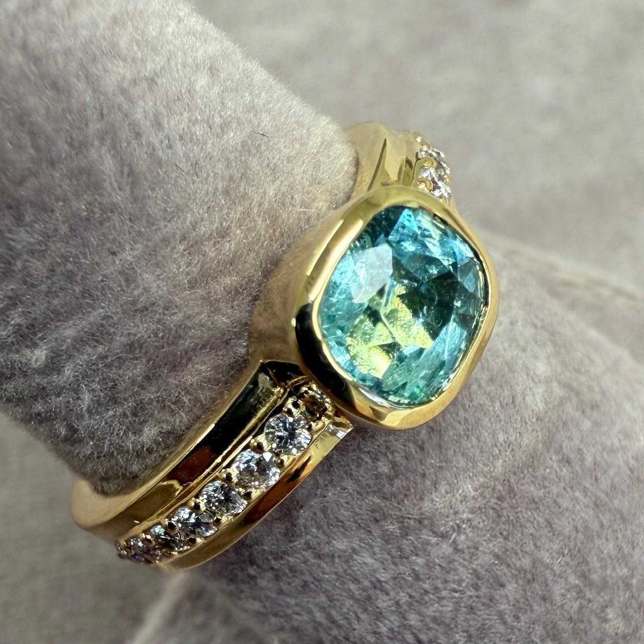 Creato in oro giallo 18 carati
Tormalina verde 1.08 carati circa.
Diamanti 0,20 carati circa.
Anello misura US 7, può essere tagliato
Edizione limitata


Informazioni sui designer ~ Dharmesh & Namrata

Traendo ispirazione dalle piccole cose,