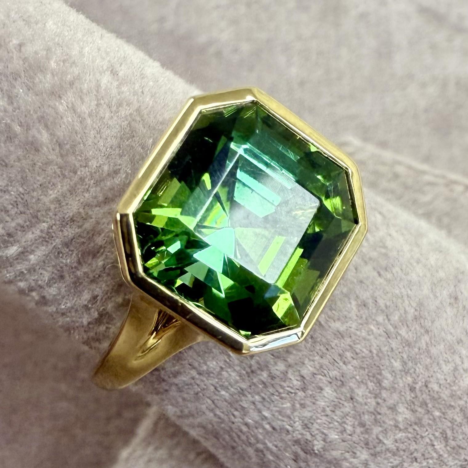 Créé en or jaune 18 carats
Tourmaline verte 5.50 carats approx.
Diamants 0,24 carat environ
Taille de la bague : 6,5
Edition limitée



À propos des concepteurs ~ Dharmesh & Namrata

S'inspirant de petites choses, Jewell et Namrata Kothari ont créé