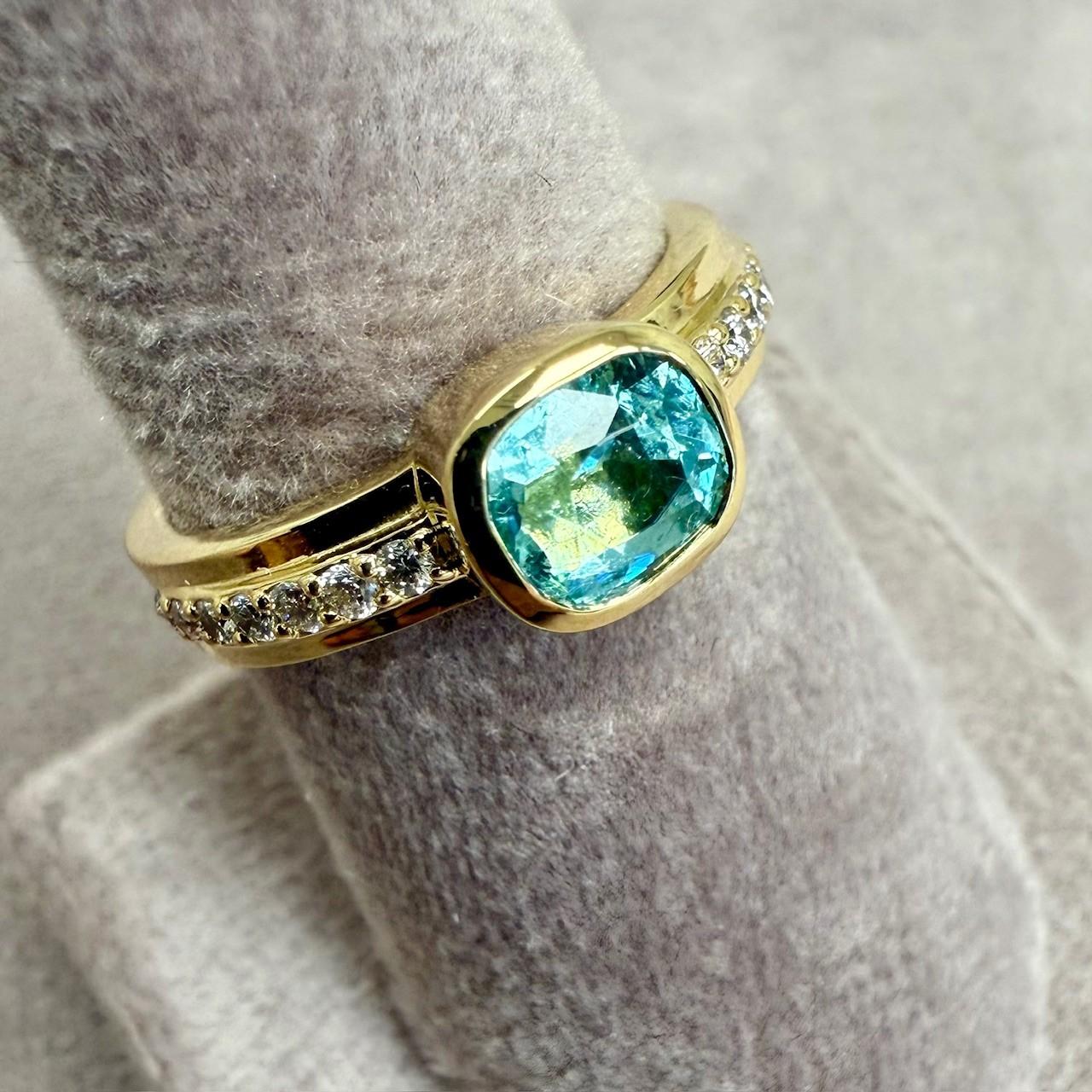 Contemporaneo Anello Syna in oro giallo con tormalina verde e diamanti in vendita