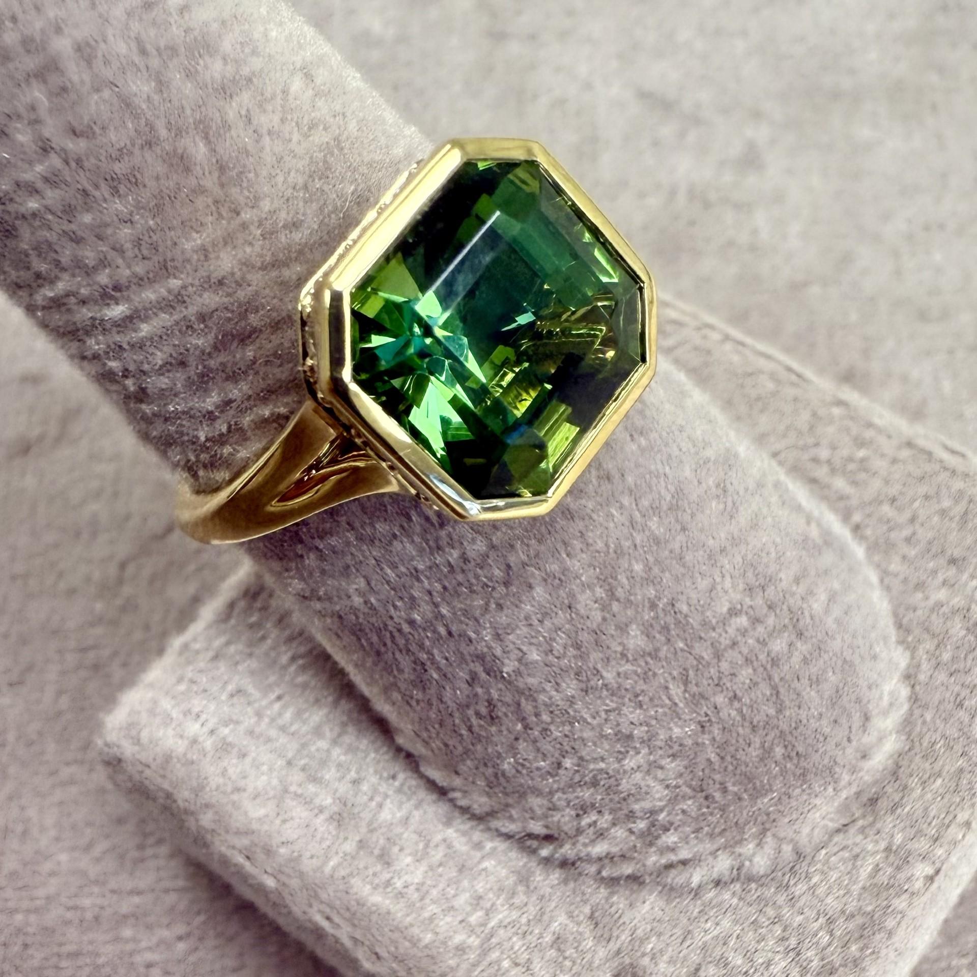 Taille coussin Bague en or jaune Greene & Greene Tourmaline verte avec diamants en vente