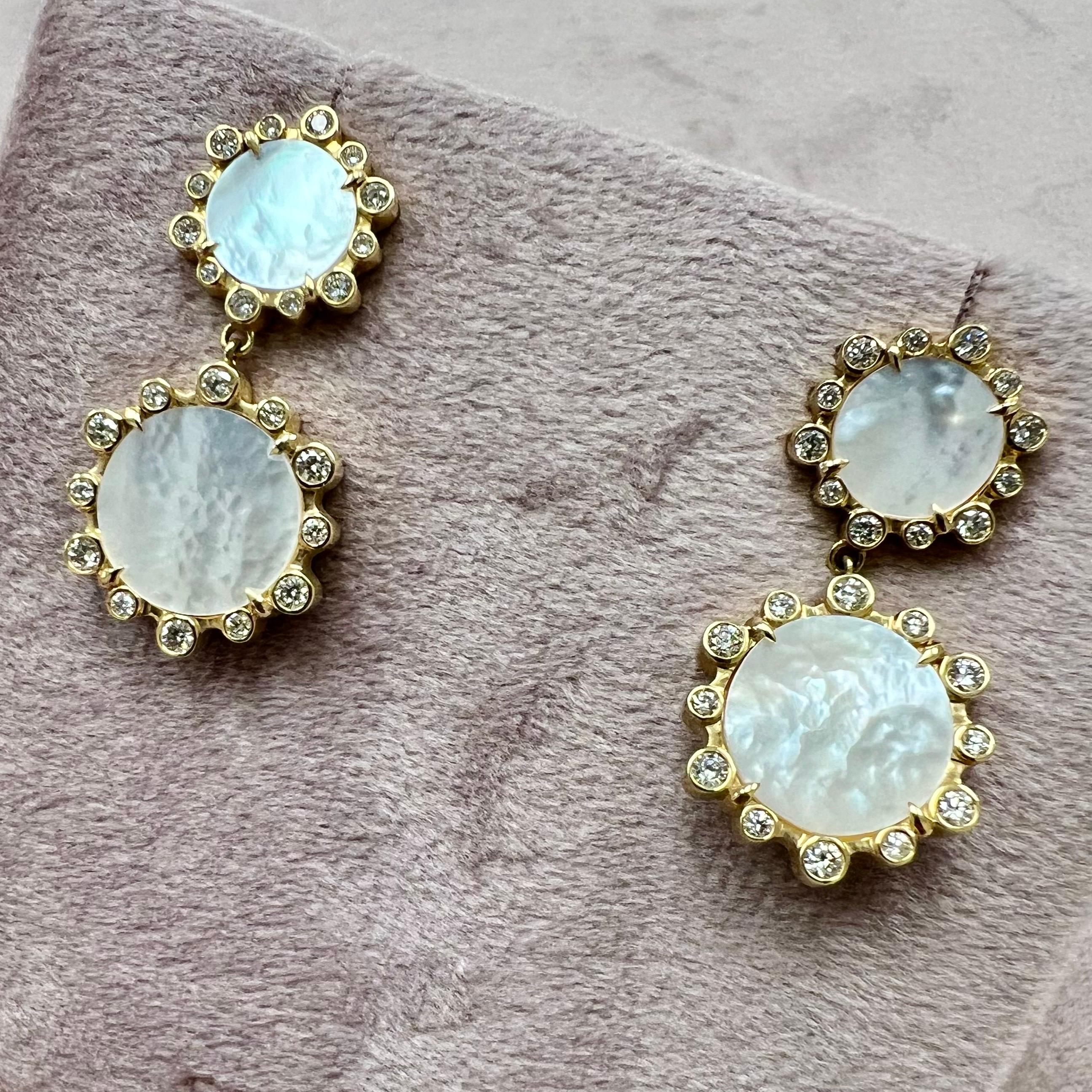 Creato in oro giallo 18 carati
Madreperla 5 carati circa.
Diamanti 0.60 carati circa.
Post back per orecchie con piercing
Edizione limitata



Informazioni sui designer

Traendo ispirazione dalle piccole cose, Dharmesh & Namrata Kothari hanno creato