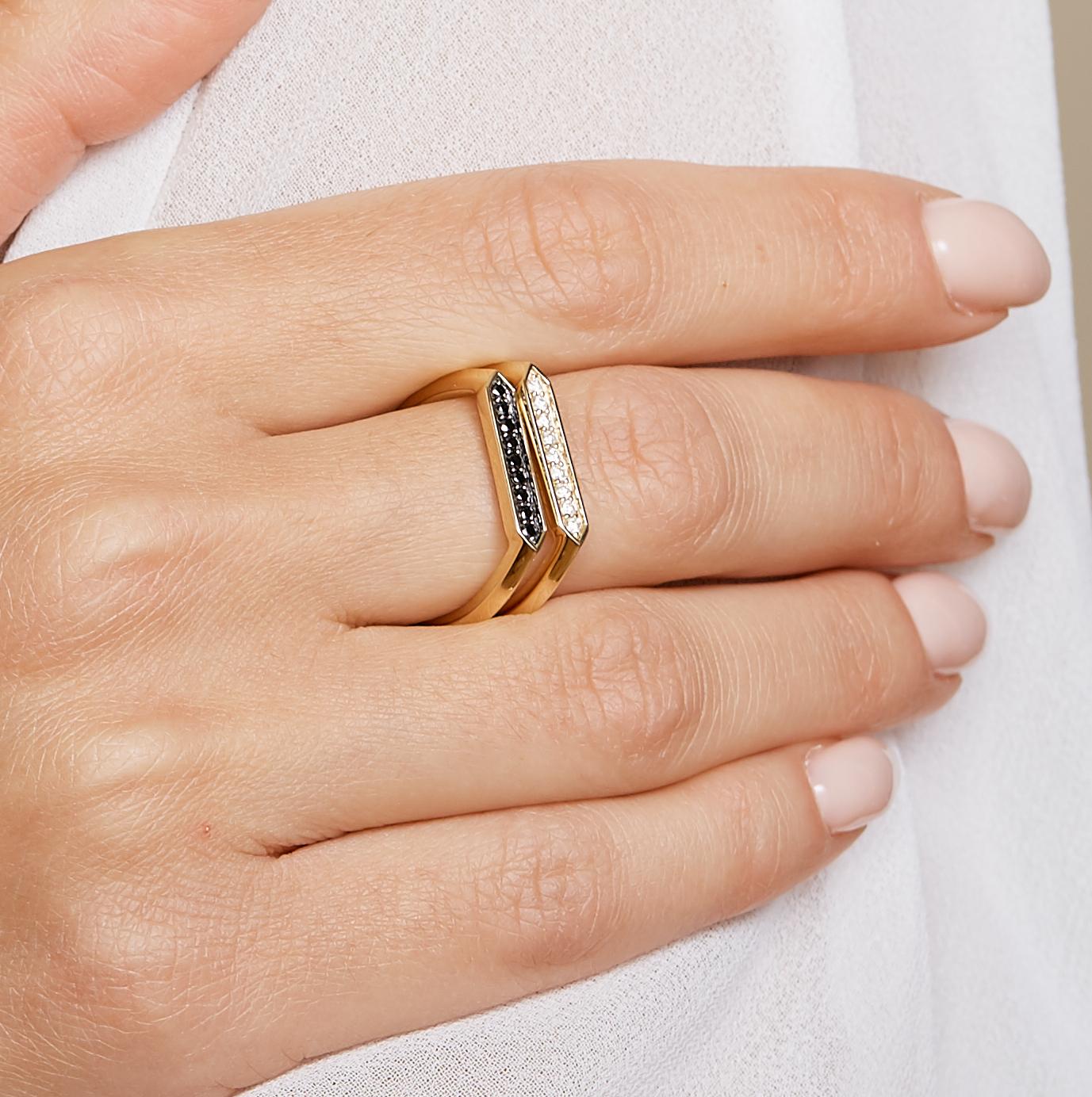 Erstellt in 18kyg
Diamanten ca. 0.10 ct
Ringe Größe US 6.5

Dieser fachmännisch aus 18 Karat Gelbgold gefertigte Ring glänzt mit 0,10 Karat Diamanten und hat die US-Größe 6,5.

Über die Designer 

Dharmesh & Namrata Kothari haben sich von kleinen