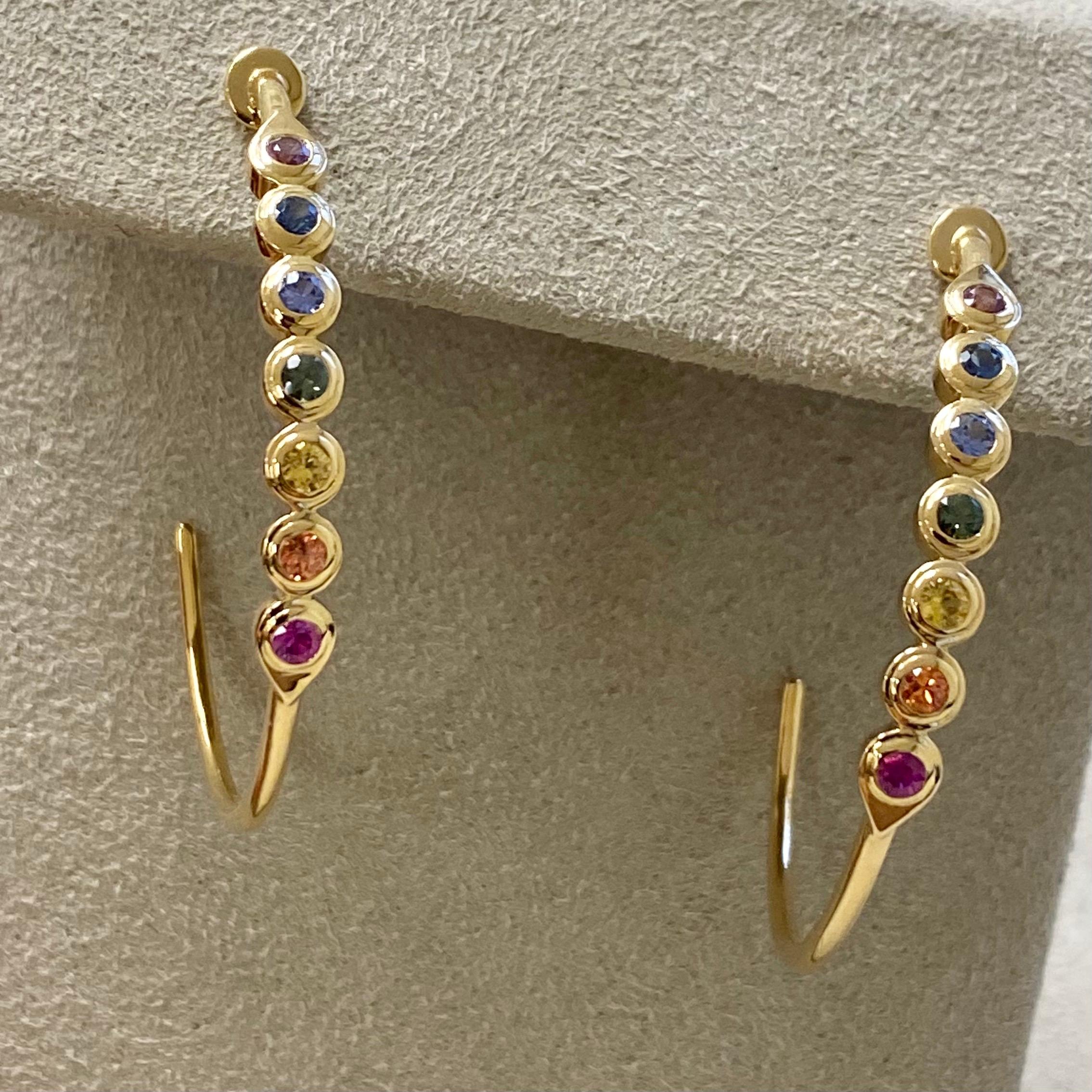 Syna Gelbgold-Ohrringe mit Regenbogen-Saphiren im Zustand „Neu“ im Angebot in Fort Lee, NJ