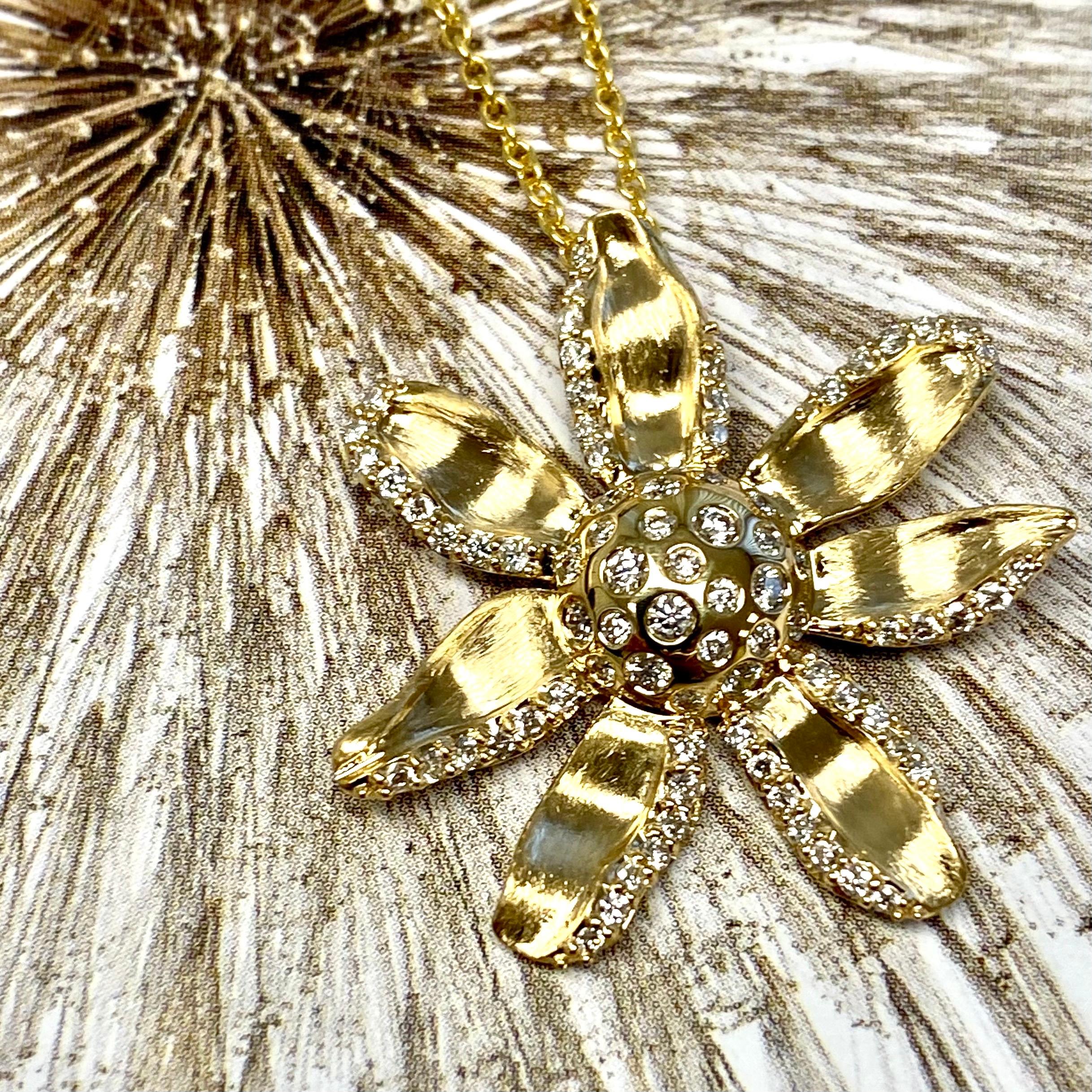Round Cut Syna Yellow Gold Jardin Flower Necklace with Diamonds For Sale
