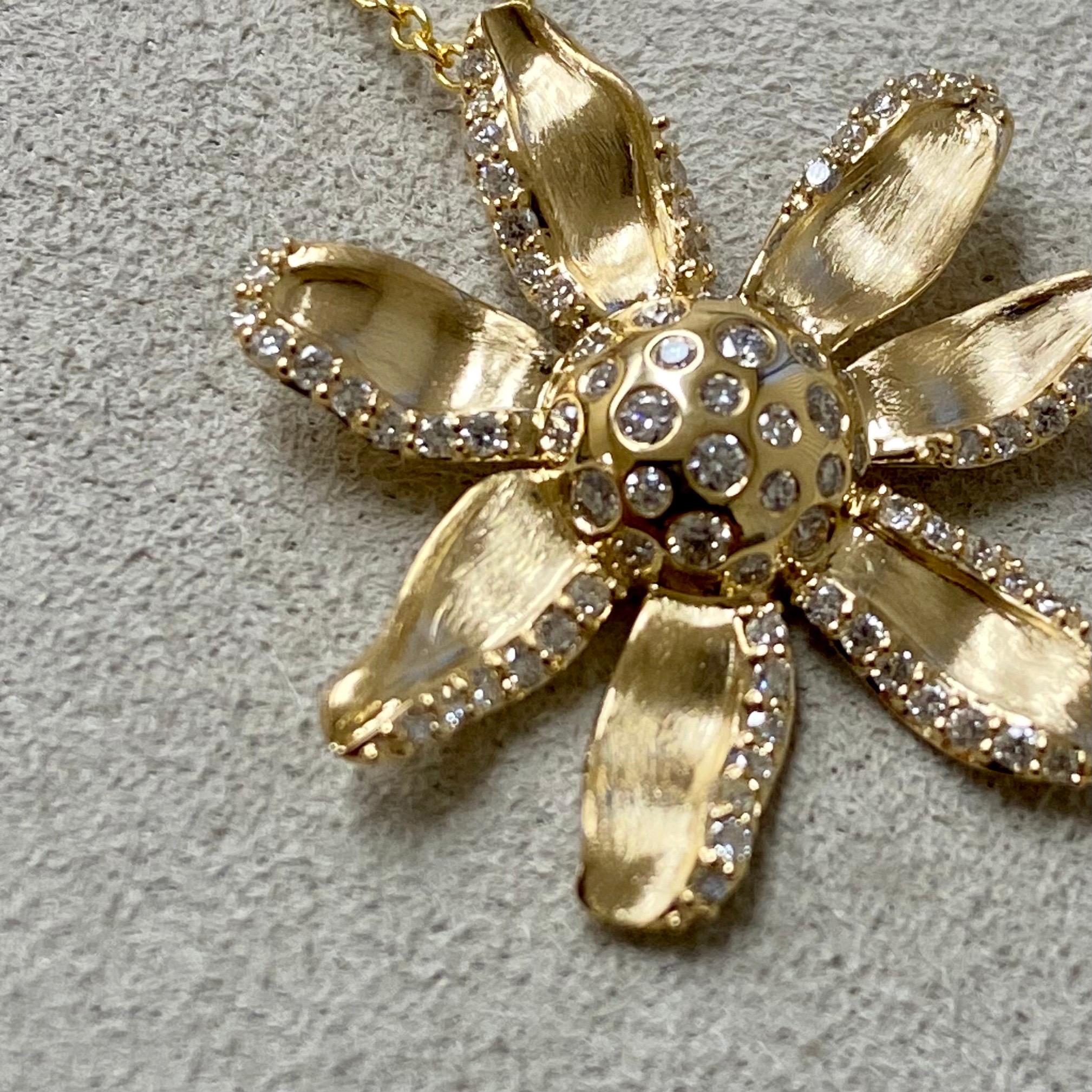 Syna Yellow Gold Jardin Flower Necklace with Diamonds In New Condition For Sale In Fort Lee, NJ
