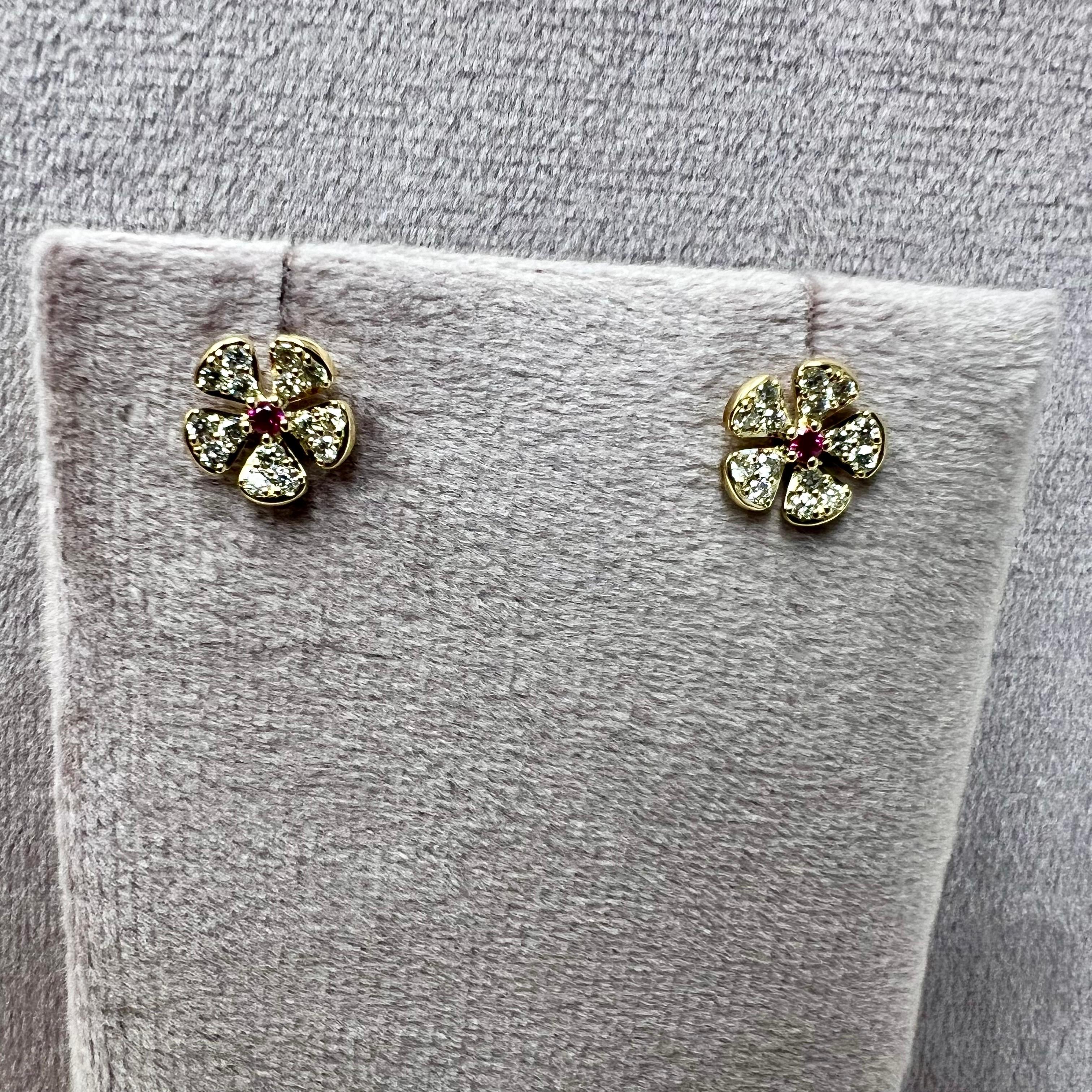 Pendientes Flor Jardín de oro amarillo Syna con rubíes y diamantes Corte redondo en venta