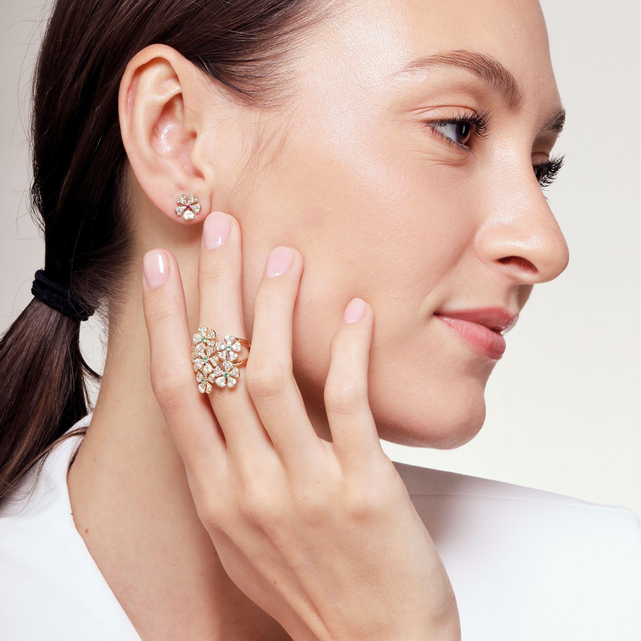 Hergestellt aus 18 Karat Gelbgold
Rubine ca. 0,08 Karat.
Diamanten ca. 0.45 Karat.
18kyg Schmetterlingsrücken

Diese exquisiten Cosmic Gemstone Dangle Earrings sind aus feinstem 18-karätigem Gelbgold gefertigt und mit göttlichen Rubinen von 0,05