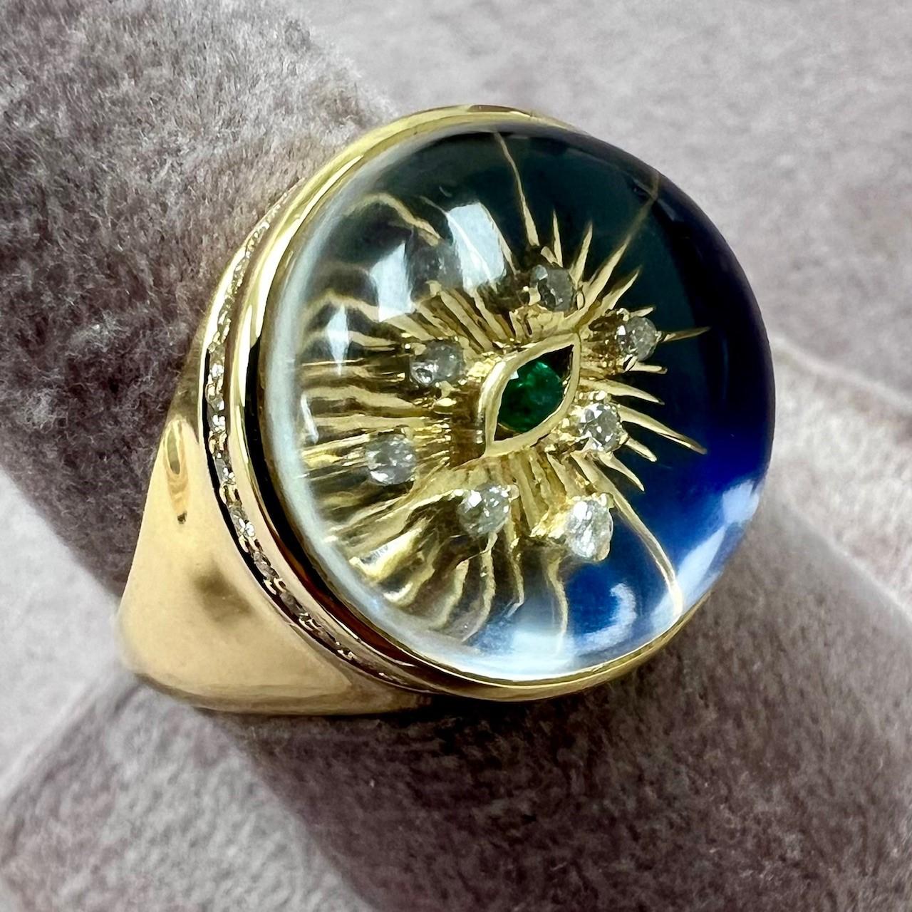 Hergestellt aus 18 Karat Gelbgold
Lapisblaue Emaille Details
Kristall ca. 8 Karat.
Smaragd ca. 0.02 Karat.
Diamanten ca. 0,30 Karat.
Ringgröße US 7, kann verkleinert oder vergrößert werden
Limitierte Auflage


Über die Designer ~ Dharmesh &
