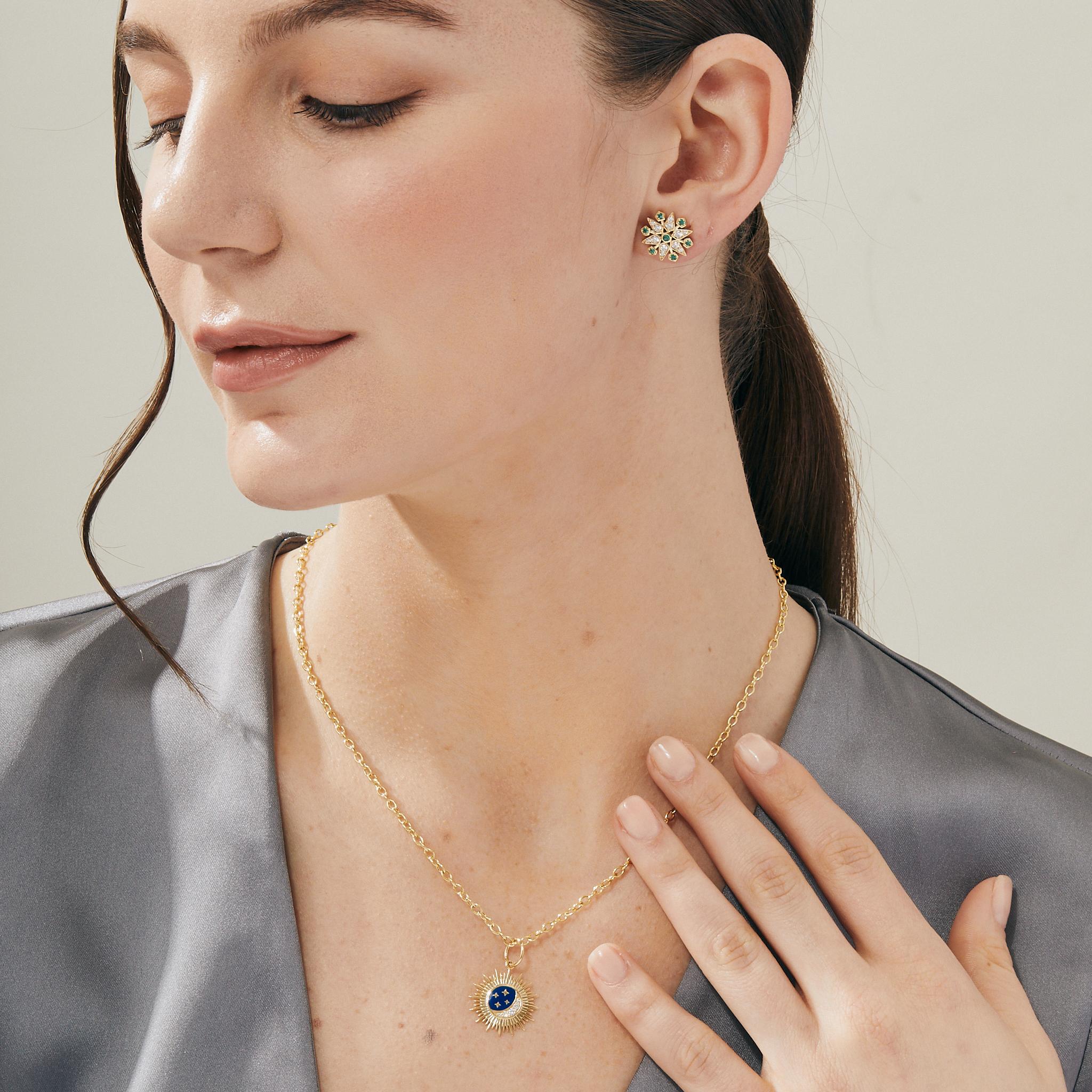 Créé en or jaune 18 carats
Détails en émail lapis
Diamants 0,06 carat environ
Chaîne vendue séparément 
Edition limitée

Réalisé en or jaune lucide 18 carats, ce pendentif présente de splendides détails en émail lapis et scintille de 0,06 carats de