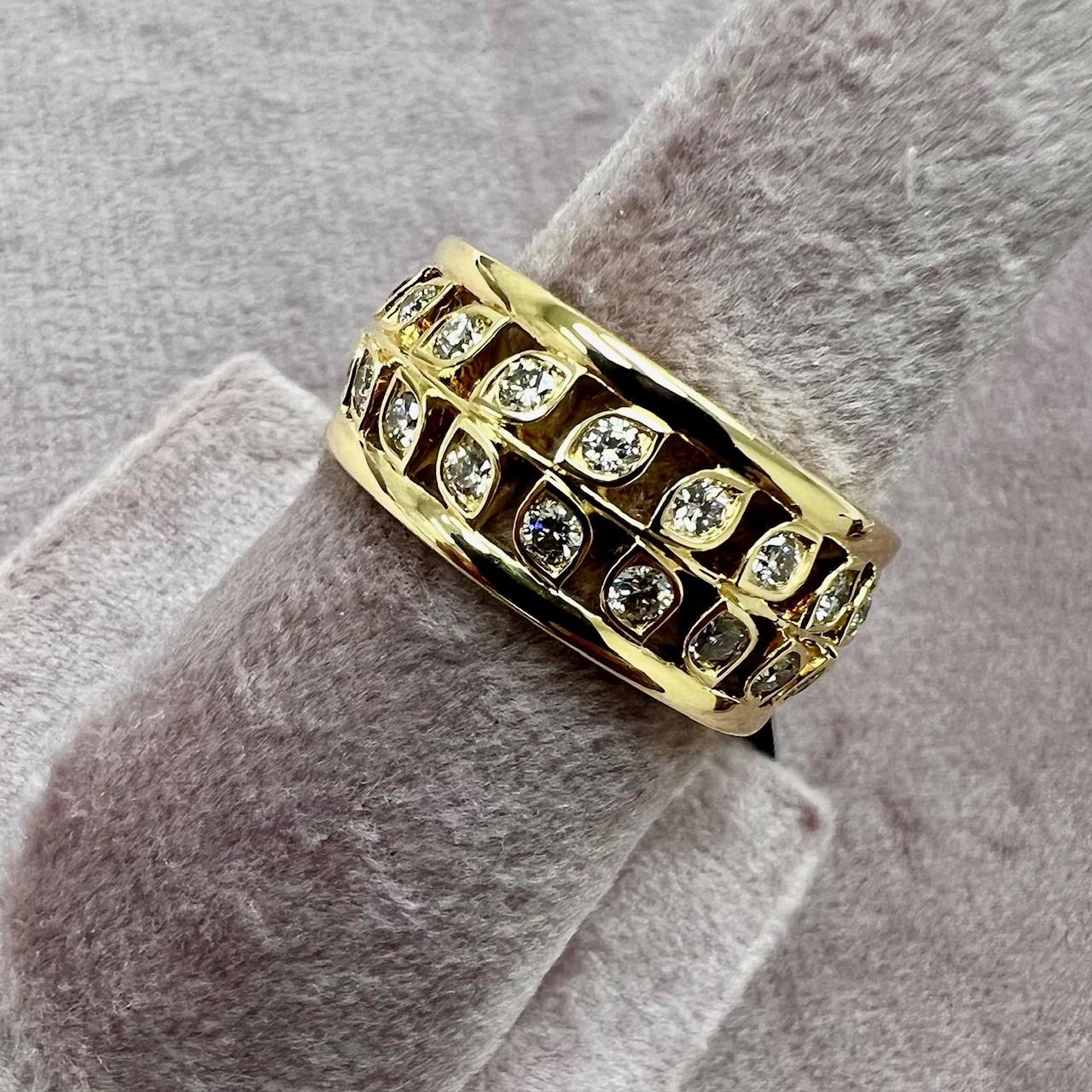 Hergestellt aus 18 Karat Gelbgold
Diamanten ca. 1 Karat.
Ringgröße US 7, kann angepasst werden



Über die Designer ~ Dharmesh & Namrata

Dharmesh & Namrata Kothari haben sich von kleinen Dingen inspirieren lassen und eine außergewöhnliche und