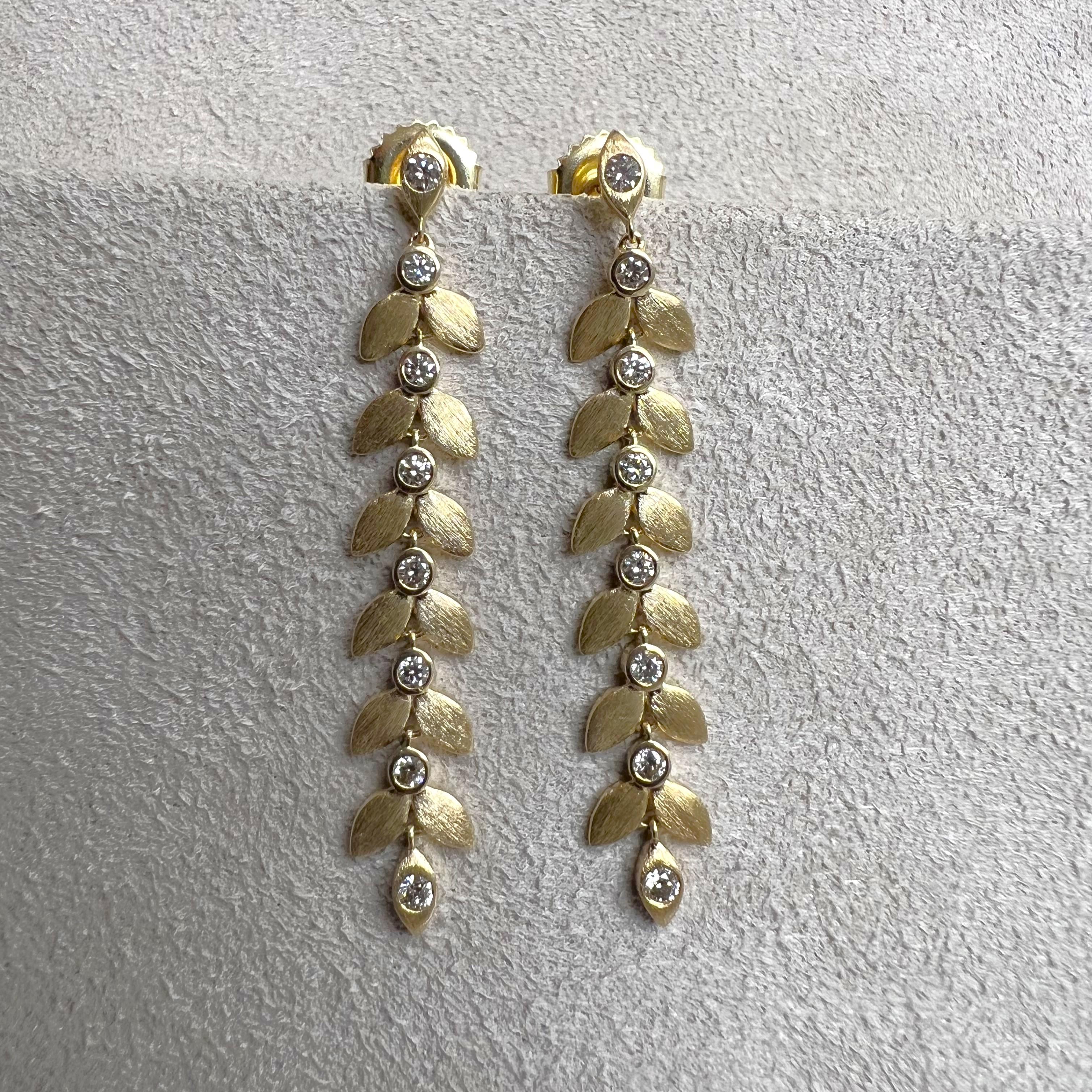 Creato in oro giallo 18 carati
Diamanti 0.40 carati circa.
Perni posteriori per orecchie forate
Edizione limitata

Informazioni sui designer

Traendo ispirazione dalle piccole cose, Dharmesh & Namrata Kothari hanno creato una straordinaria e fresca