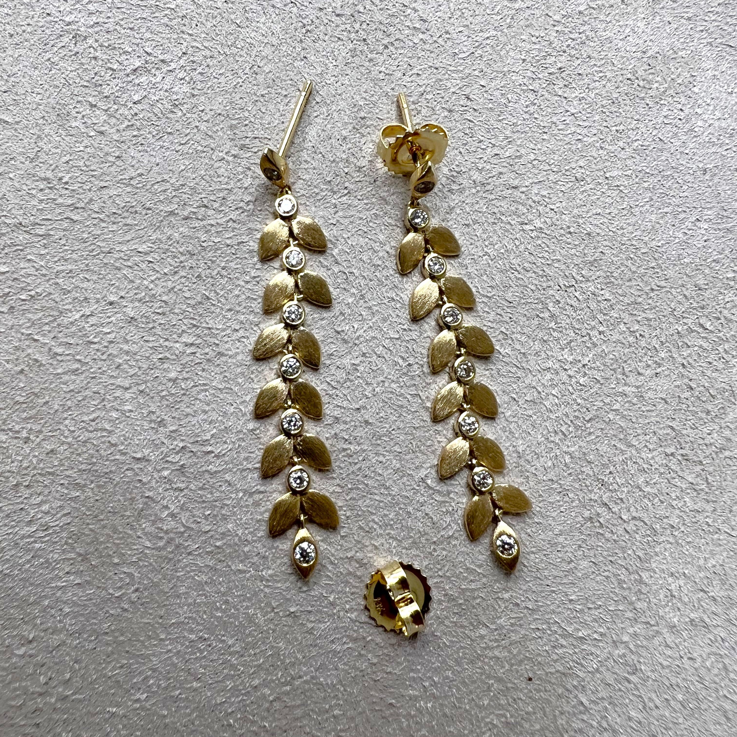 Contemporaneo Orecchini a foglia in oro giallo Syna con diamanti in vendita