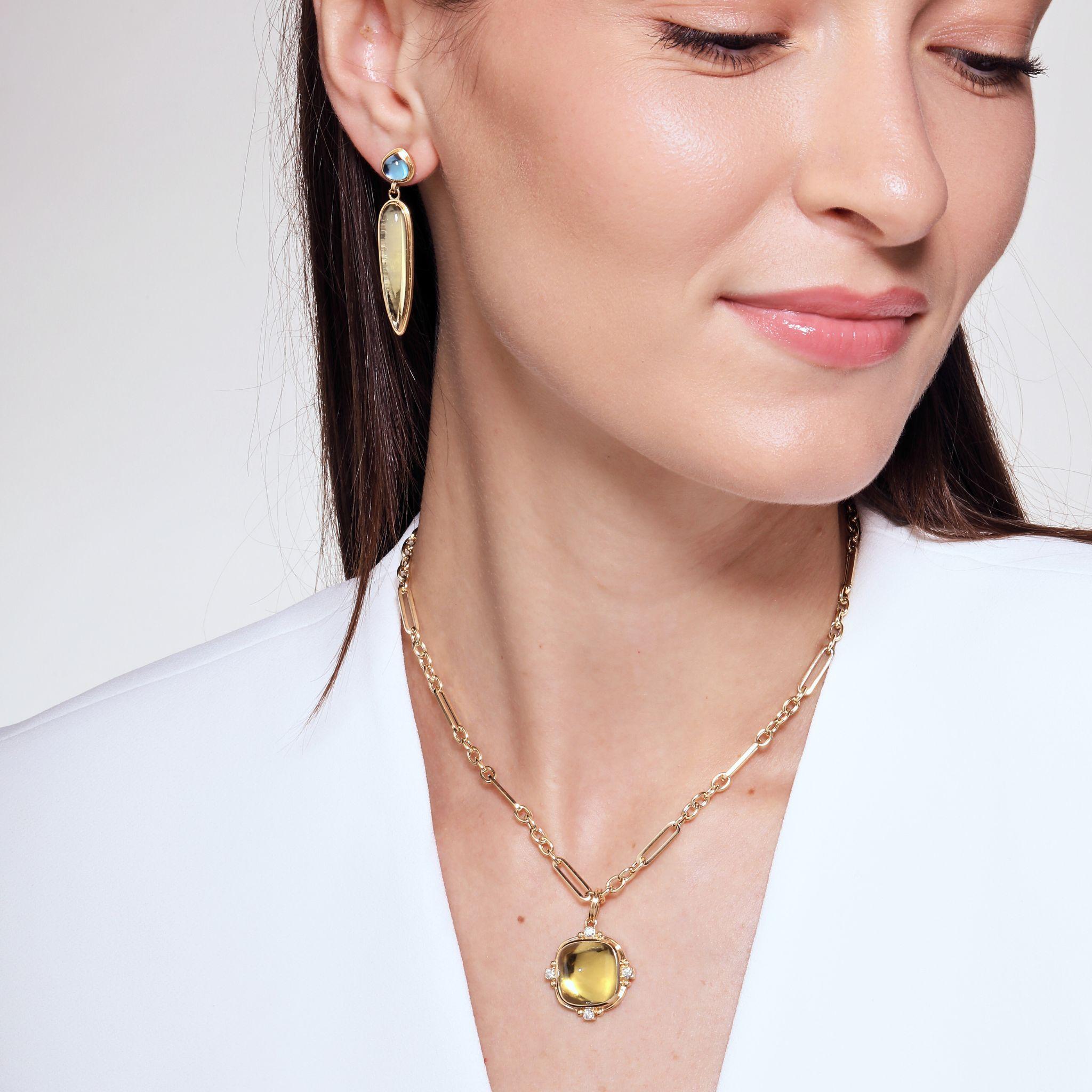 Créé en or jaune 18 carats
Quartz citron 16.50 carats env.
Diamants 0,20 carat environ
Chaîne vendue séparément



 À propos des concepteurs ~ Dharmesh & Namrata

S'inspirant de petites choses, Jewell et Namrata Kothari ont créé une collection