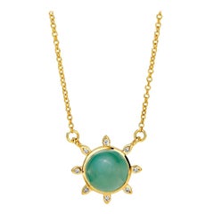 Collar de oro amarillo Syna de calcedonia verde claro con diamantes