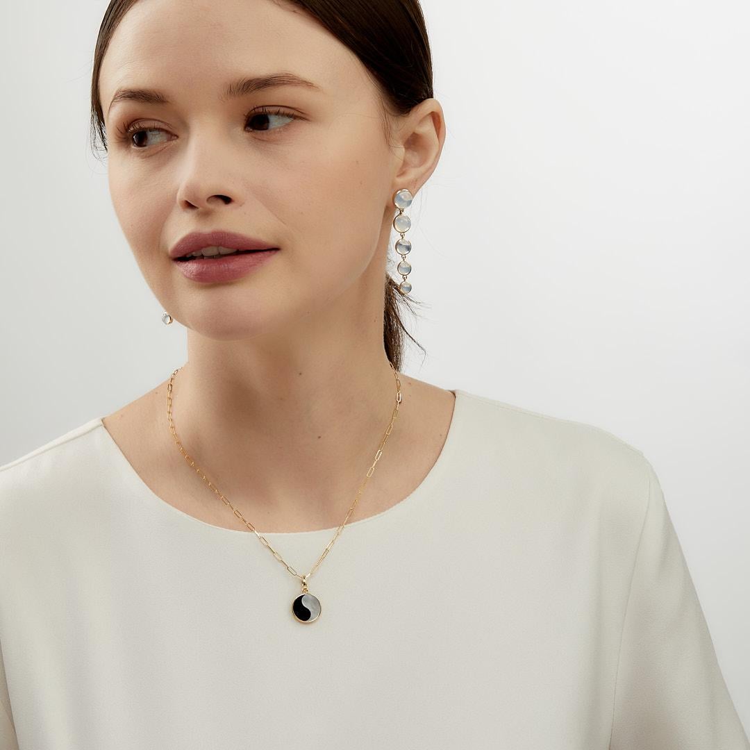 Pendentif médaillon Syna en or jaune avec diamants Neuf - En vente à Fort Lee, NJ