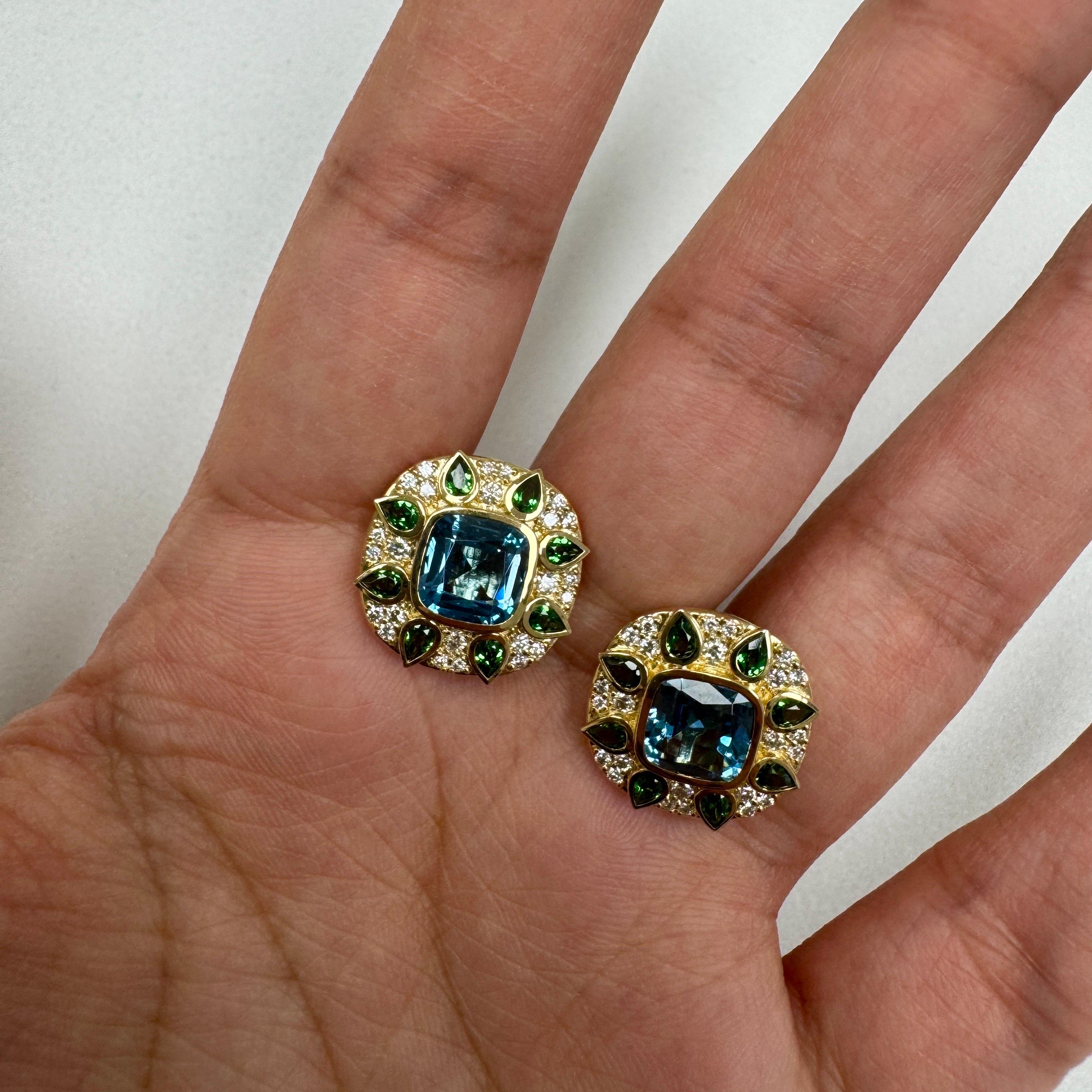 Creato in oro giallo 18 carati
Topazio blu di Londra 3 carati circa.
Tsavorites 1 carati circa.
Diamanti 0.40 carati circa.
Perni posteriori per orecchie forate
Edizione limitata



Informazioni sui designer ~ Dharmesh & Namrata

Traendo ispirazione