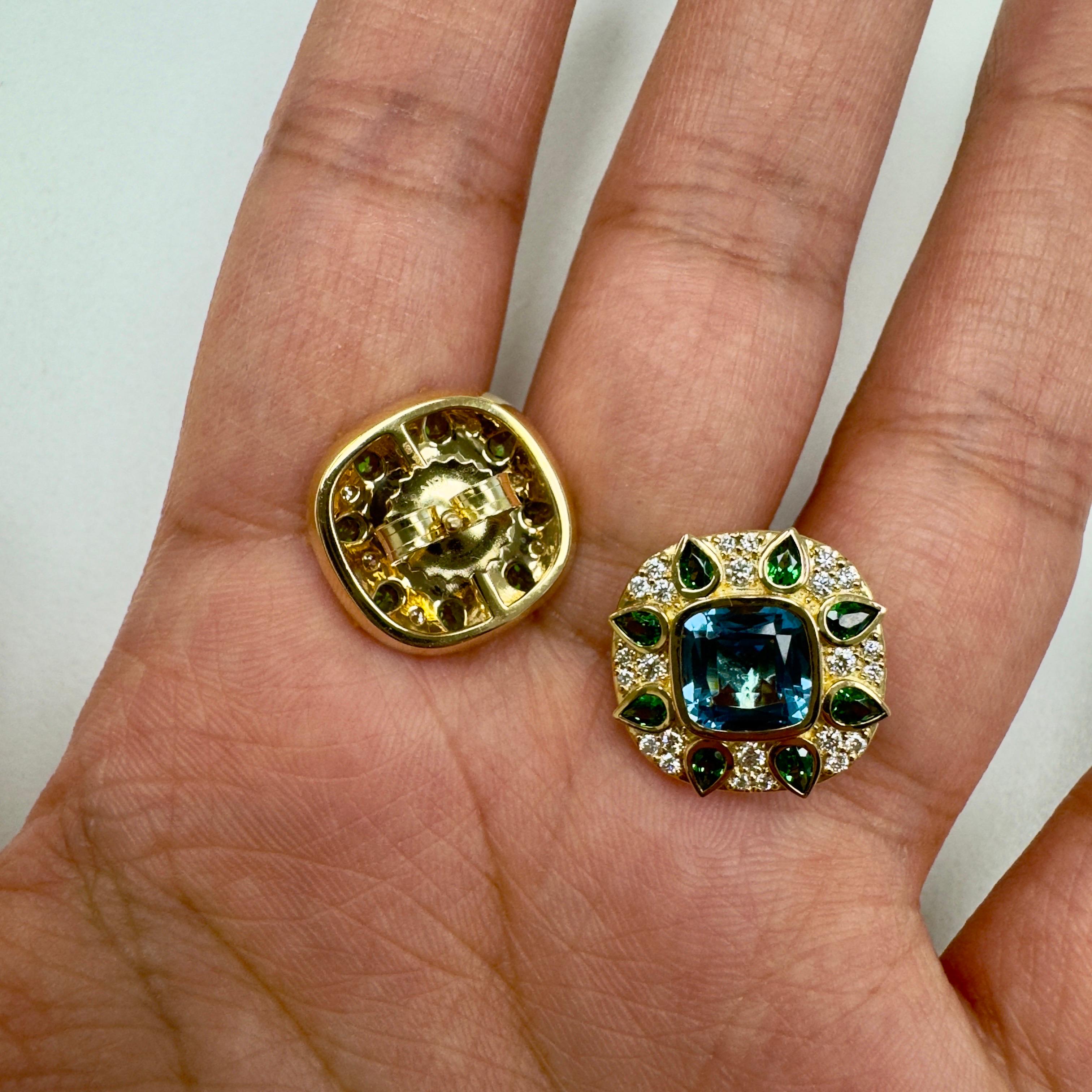 Contemporaneo Orecchini Syna in oro giallo London con Topazio Blu e Tsavorites e diamanti in vendita