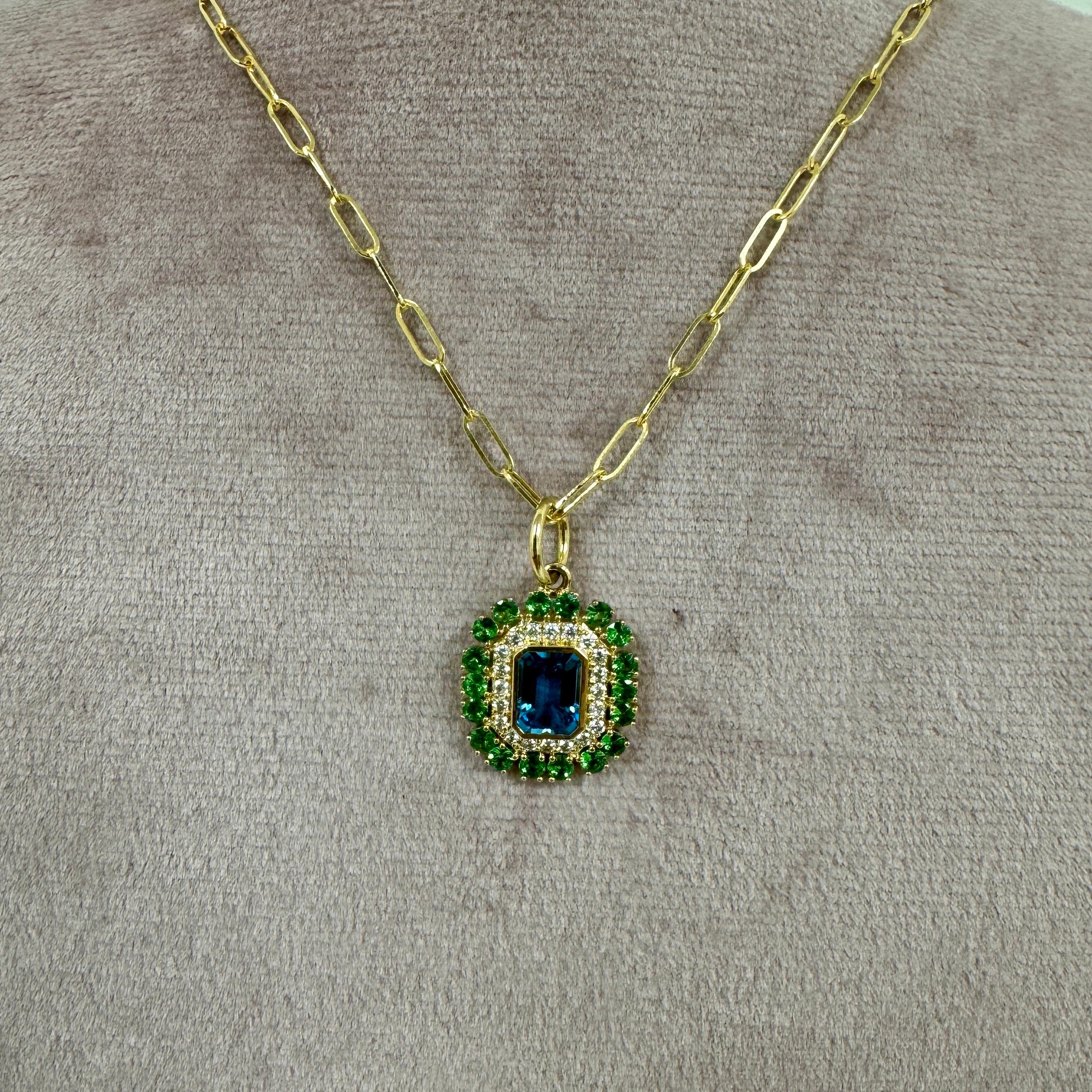 Creato in oro giallo 18 carati
Topazio blu di Londra 1 carati circa.
Tsavorites 0.70 carati circa.
Diamanti 0,20 carati circa.
Catena venduta separatamente


 Informazioni sui designer ~ Dharmesh & Namrata

Traendo ispirazione dalle piccole cose,