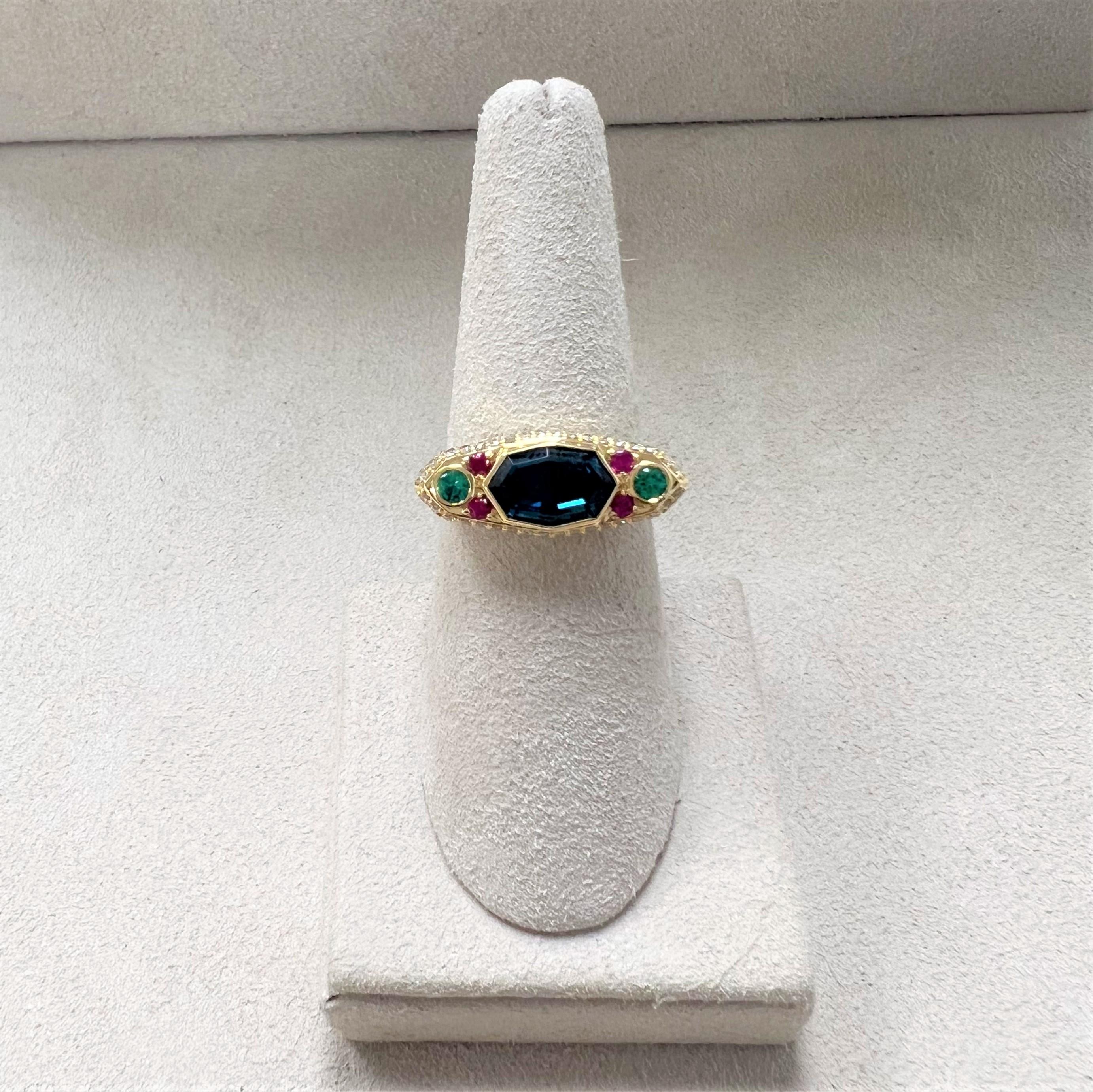 Hergestellt aus 18 Karat Gelbgold
Londoner Blautopas ca. 2.40 Karat.
Smaragde ca. 0.12 Karat.
Rubine ca. 0.10 Karat.
Diamanten ca. 0,38 Karat.
Ringgröße US 7, kann angepasst werden
Limitierte Auflage


Über die Designer ~ Dharmesh &