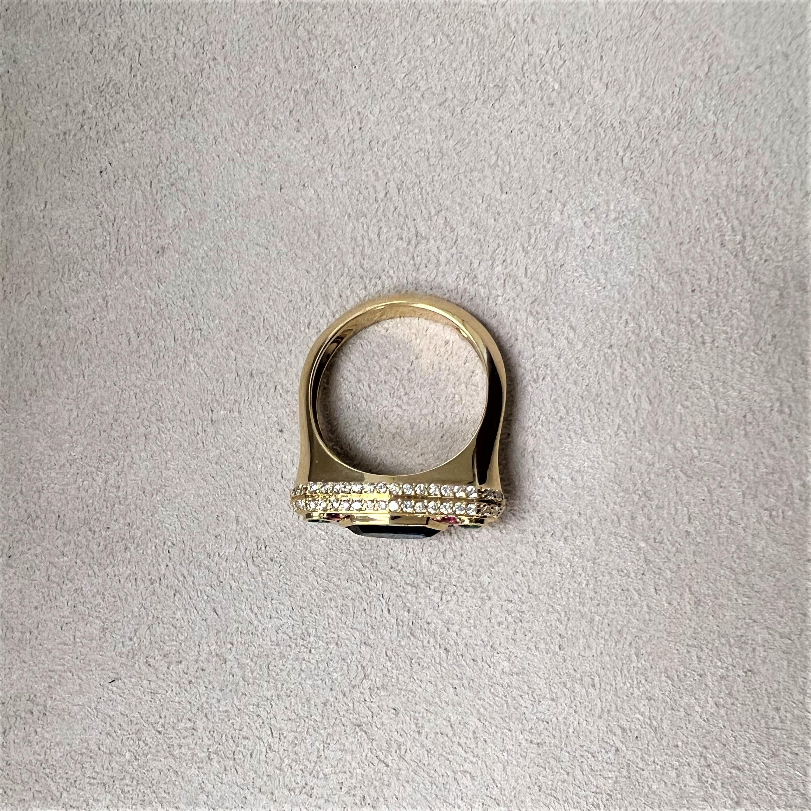 Syna Gelbgold Londoner Ring mit blauem Topas, Smaragden, Rubinen und Diamanten (Gemischter Schliff) im Angebot