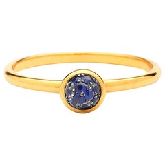 Anello Syna in oro giallo con mini zaffiro blu e pavé