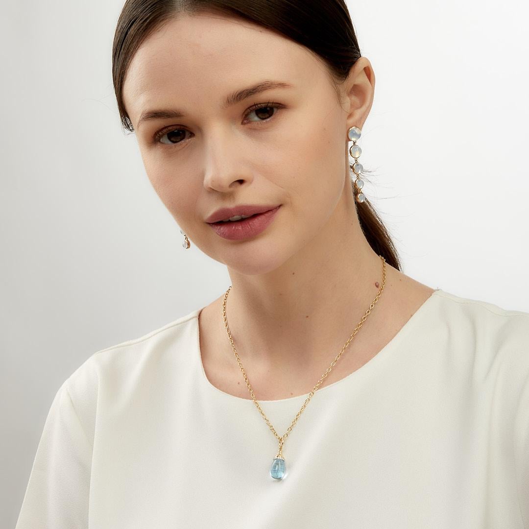 Created in 18 karat yellow gold 
Blue topaz 15 carats minimum
Diamonds 0.10 carat approx.
Chain sold separately

Crafted in 18 karat yellow gold, this exquisite piece showcases a minimum 15 carats of blue topaz, along with approximately 0.10 carats