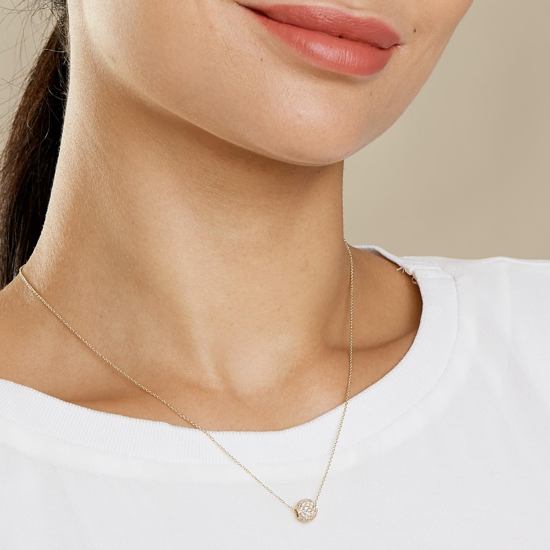 Taille ronde Syna Collier de perles en or jaune avec mini pavé de diamants en vente