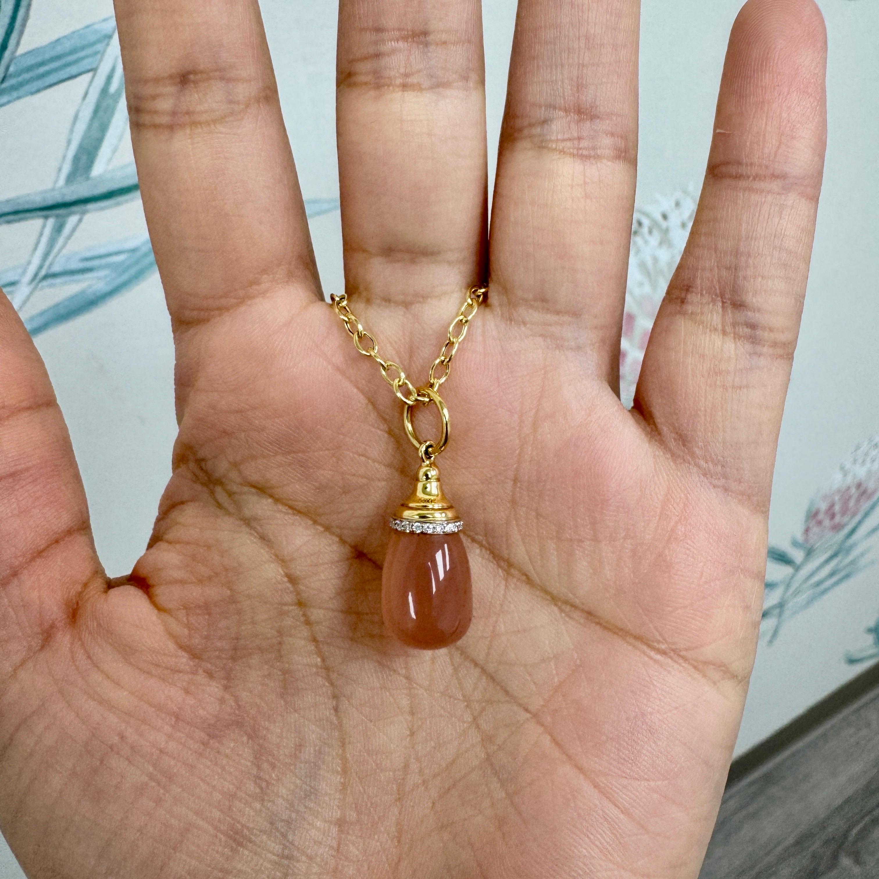 Creato in oro giallo 18 carati 
Calcedonio rosa 10 carati minimo
Diamanti 0.10 carati circa.
Catena venduta separatamente

Realizzato a mano in oro giallo 18 carati, questo maestoso pendente presenta un ipnotico calcedonio rosa di almeno 10 carati,