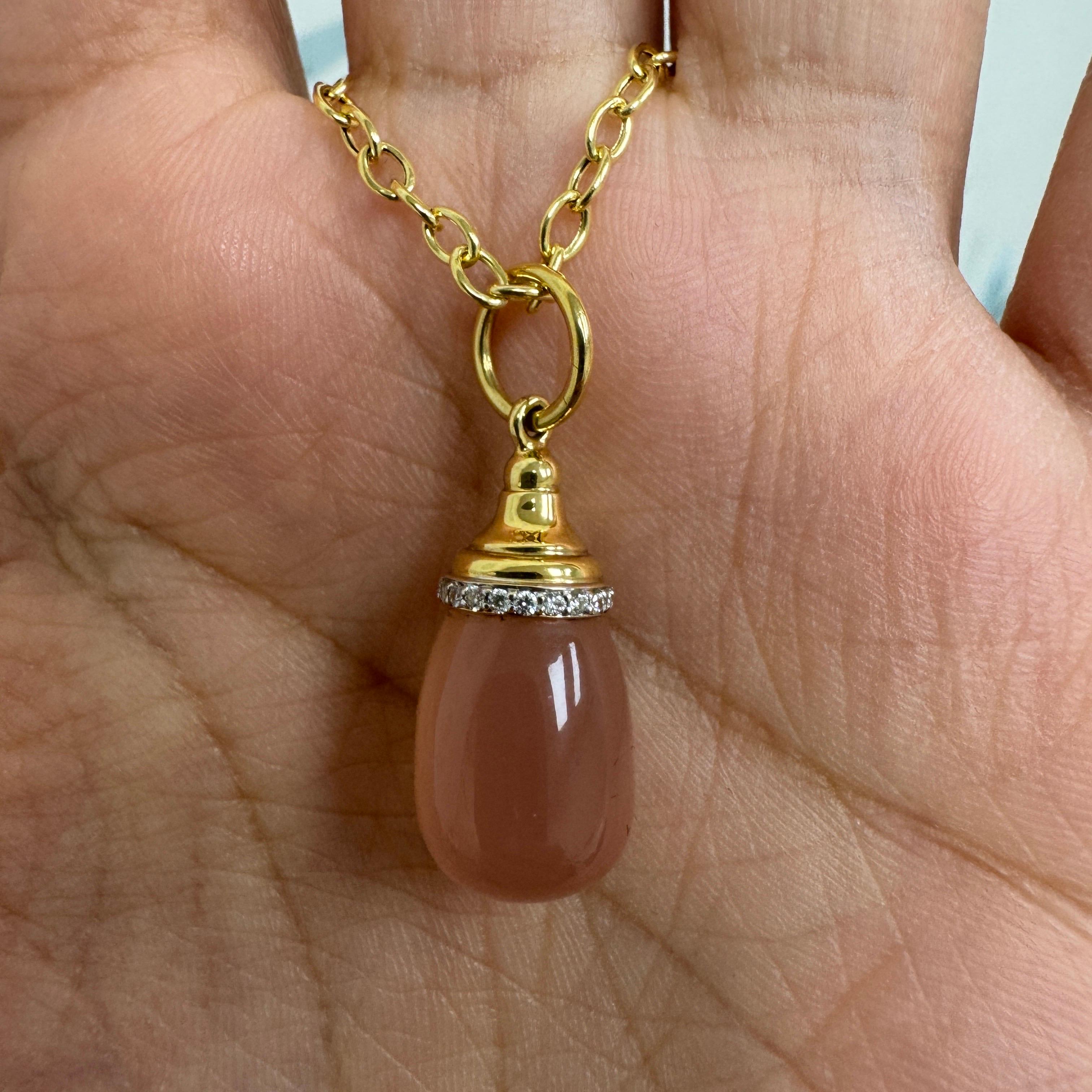 Contemporaneo Ciondolo a goccia in oro giallo Syna con mini calcedonio rosa e diamanti in vendita