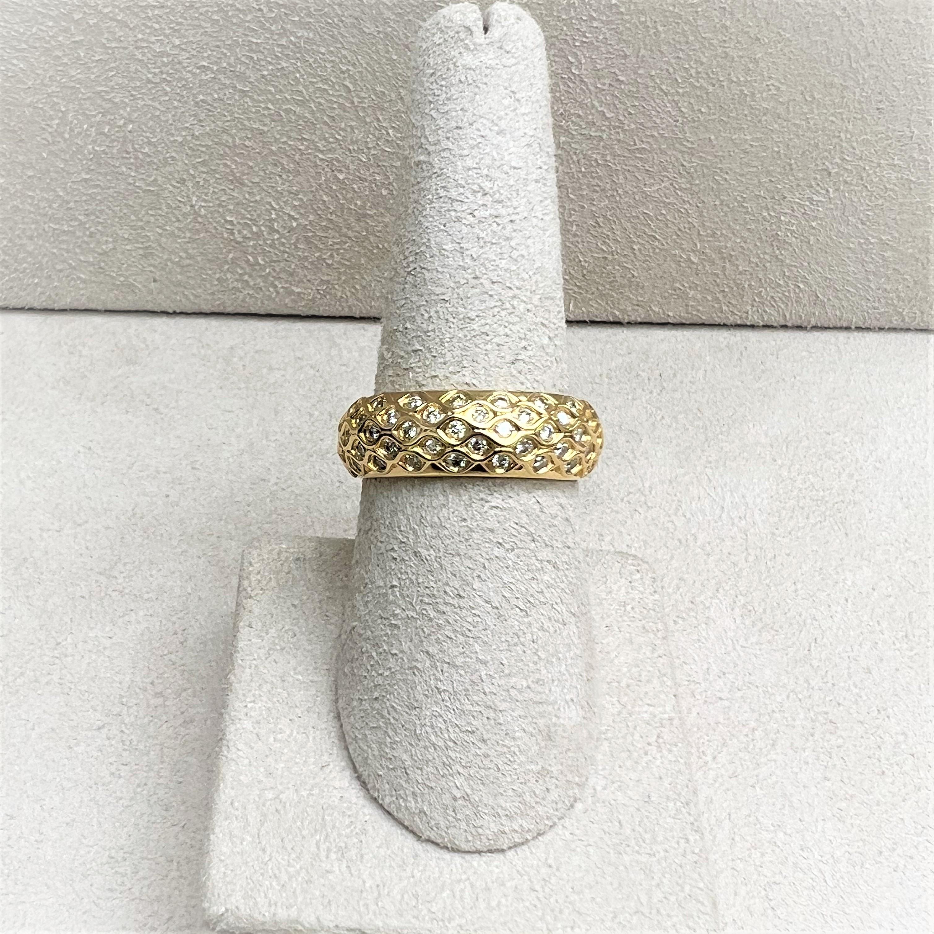 Créé en or jaune 18 carats
Diamants 0,50 carat environ
Bague de stock de taille US 6.5, peut être créée dans d'autres tailles sur commande spéciale.


À propos des concepteurs ~ Dharmesh & Namrata

S'inspirant de petites choses, Dharmesh & Namrata