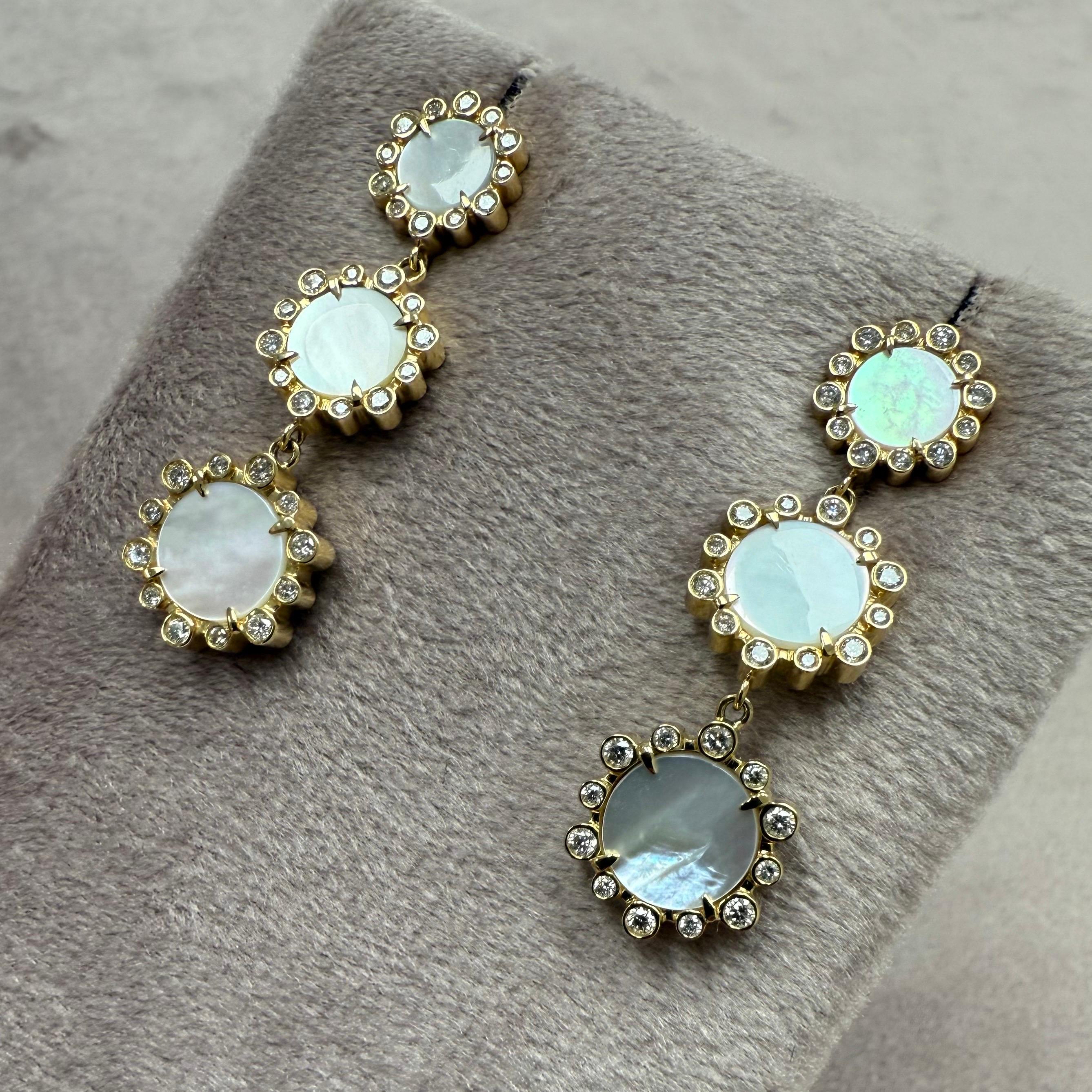 Creato in oro giallo 18 carati
Madreperla 4.50 carati circa.
Diamanti 0.60 carati circa.
Perni posteriori per orecchie forate
Edizione limitata



Informazioni sui designer

Traendo ispirazione dalle piccole cose, Dharmesh & Namrata Kothari hanno