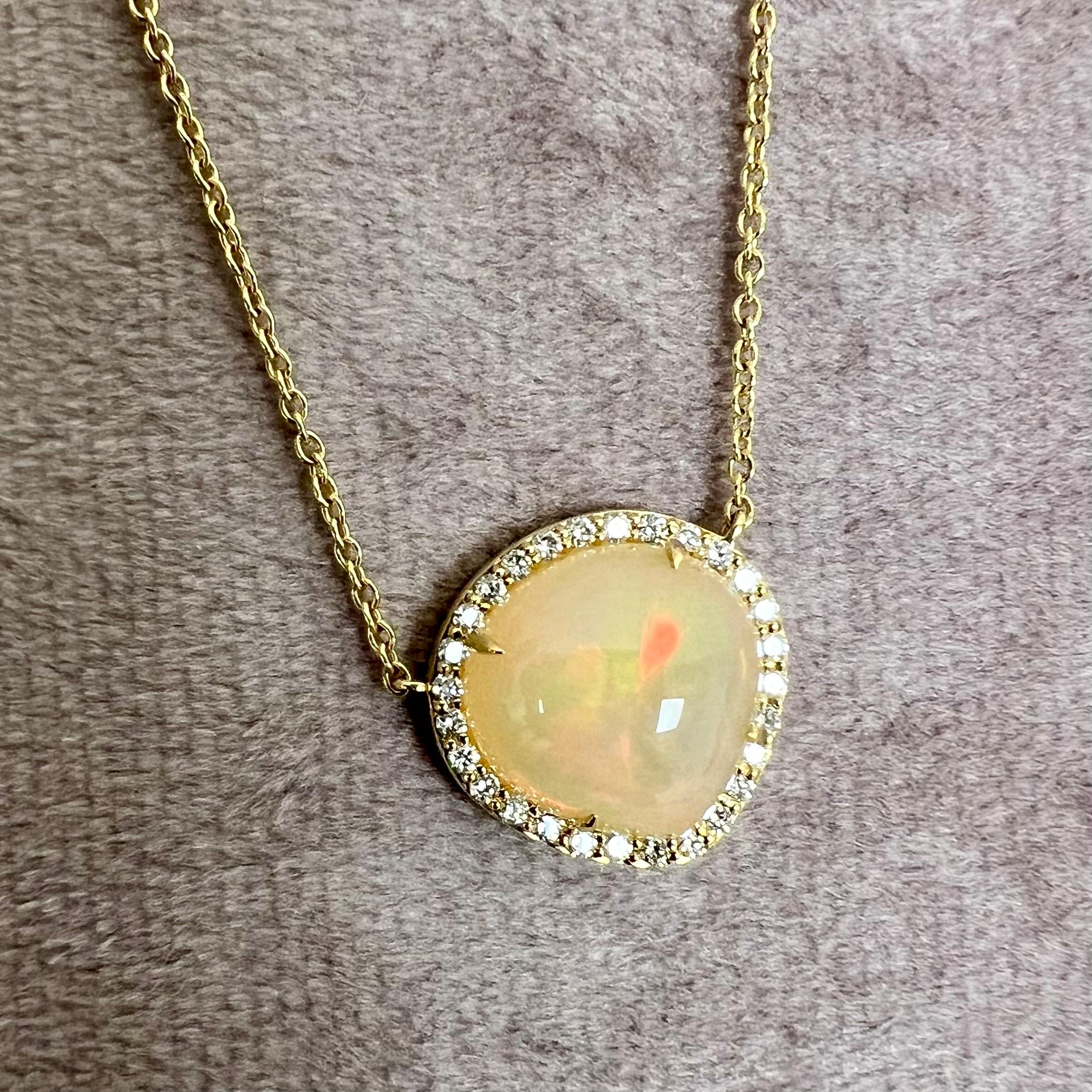Créé en or jaune 18 carats
Opale éthiopienne 4 carats env.
Diamants 0,25 carat environ
Le collier de 18 pouces peut être porté aux 16e et 17e pouces

Exquisément façonné en or jaune 18 carats, ce collier est orné d'une magnifique opale éthiopienne