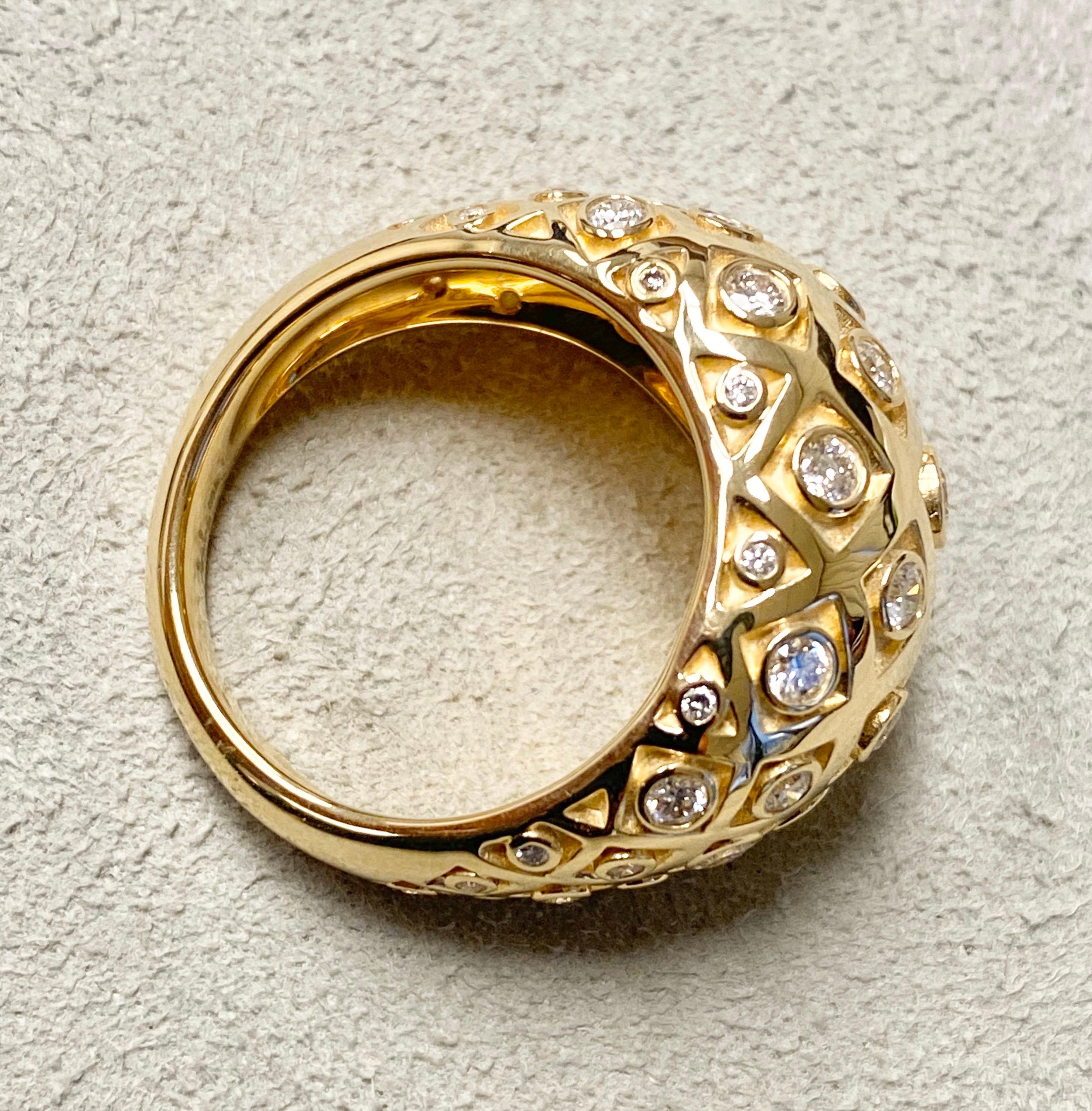 Taille ronde Syna Bague moghol en or jaune avec diamants en vente