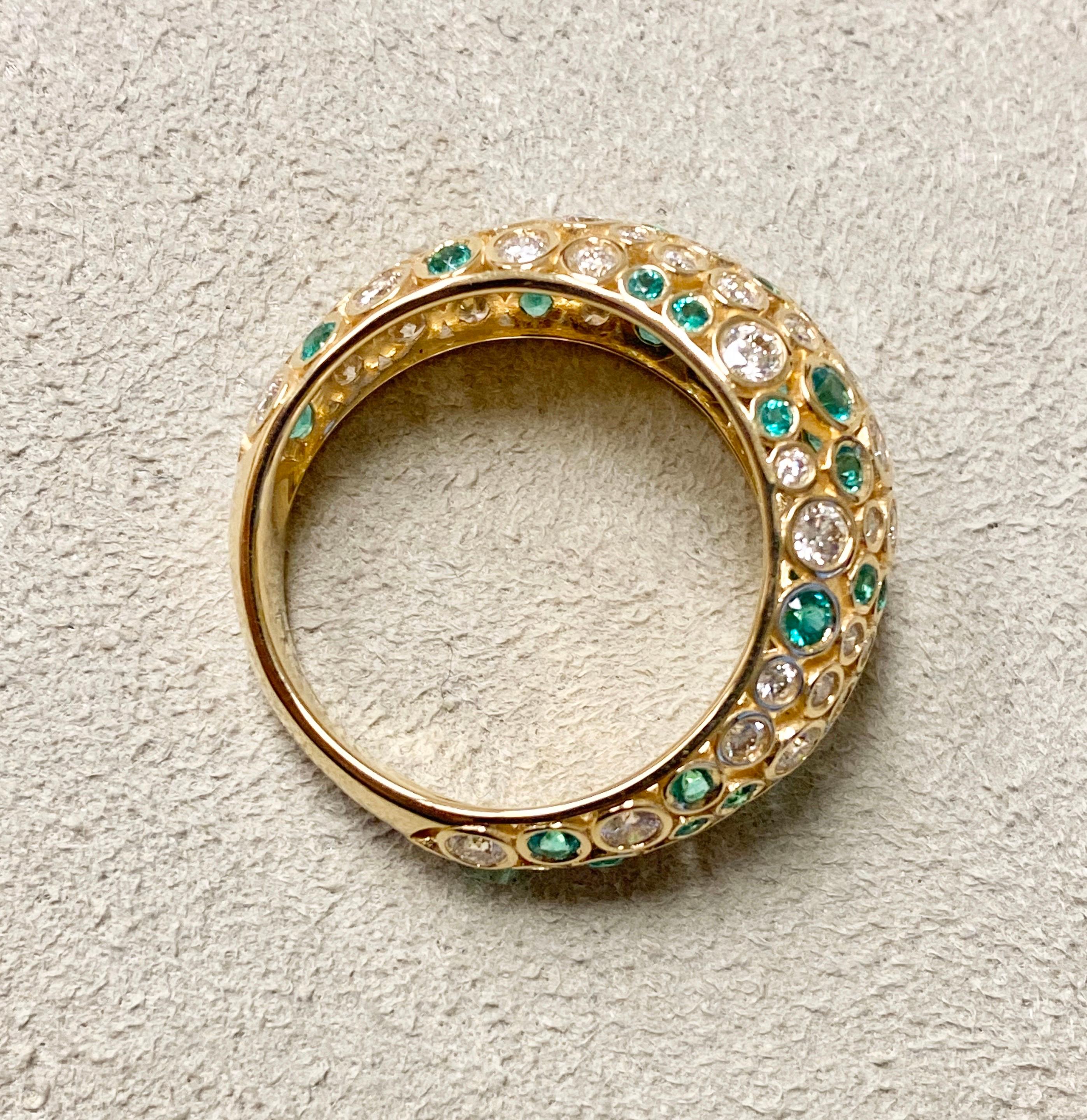 Taille ronde Syna Bague moghol en or jaune avec émeraudes et diamants en vente