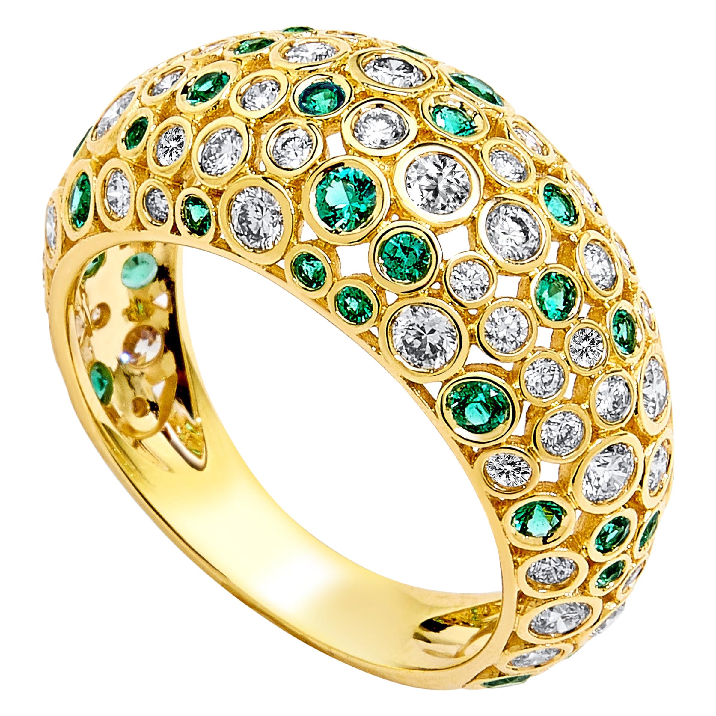 Syna Bague moghol en or jaune avec émeraudes et diamants en vente