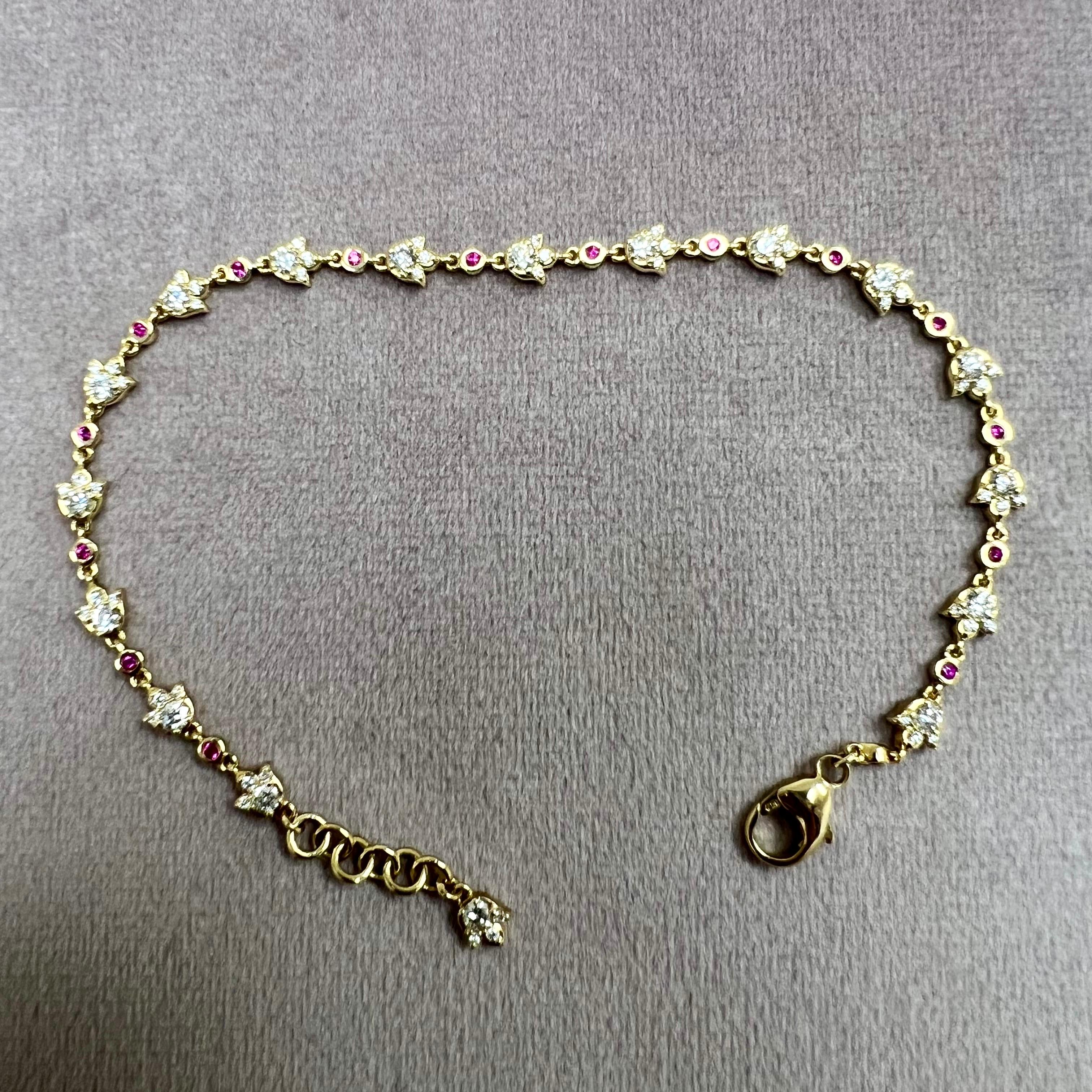 Hergestellt aus 18 Karat Gelbgold
Rubine ca. 0.20 Karat.
Diamanten ca. 1.35 Karat.
8 Zoll Länge mit Karabinerverschluss
Armband kann in beliebiger Länge verschlungen werden
Auch in verschiedenen Längen erhältlich

Dieses mühelos aus 18 Karat