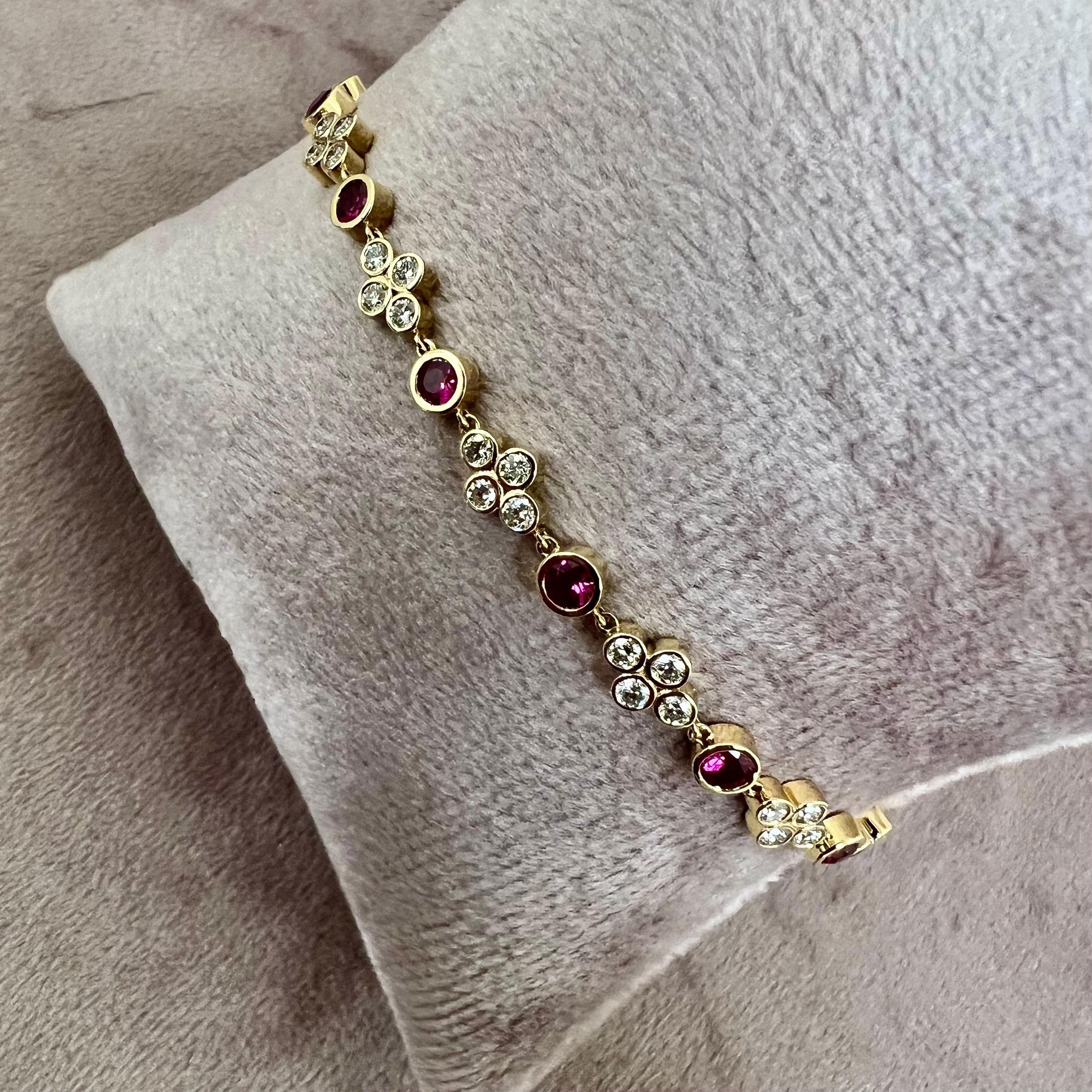 Taille mixte Syna Bracelet Mogul en or jaune, rubis et diamants en vente