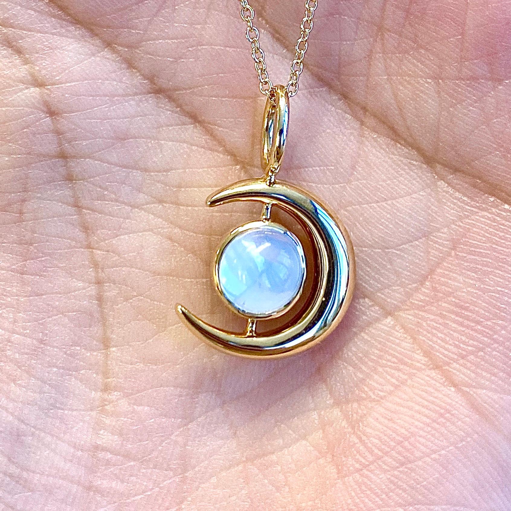 Taille ronde Pendentif lune Syna avec topaze bleue de Londres et quartz de lune en vente