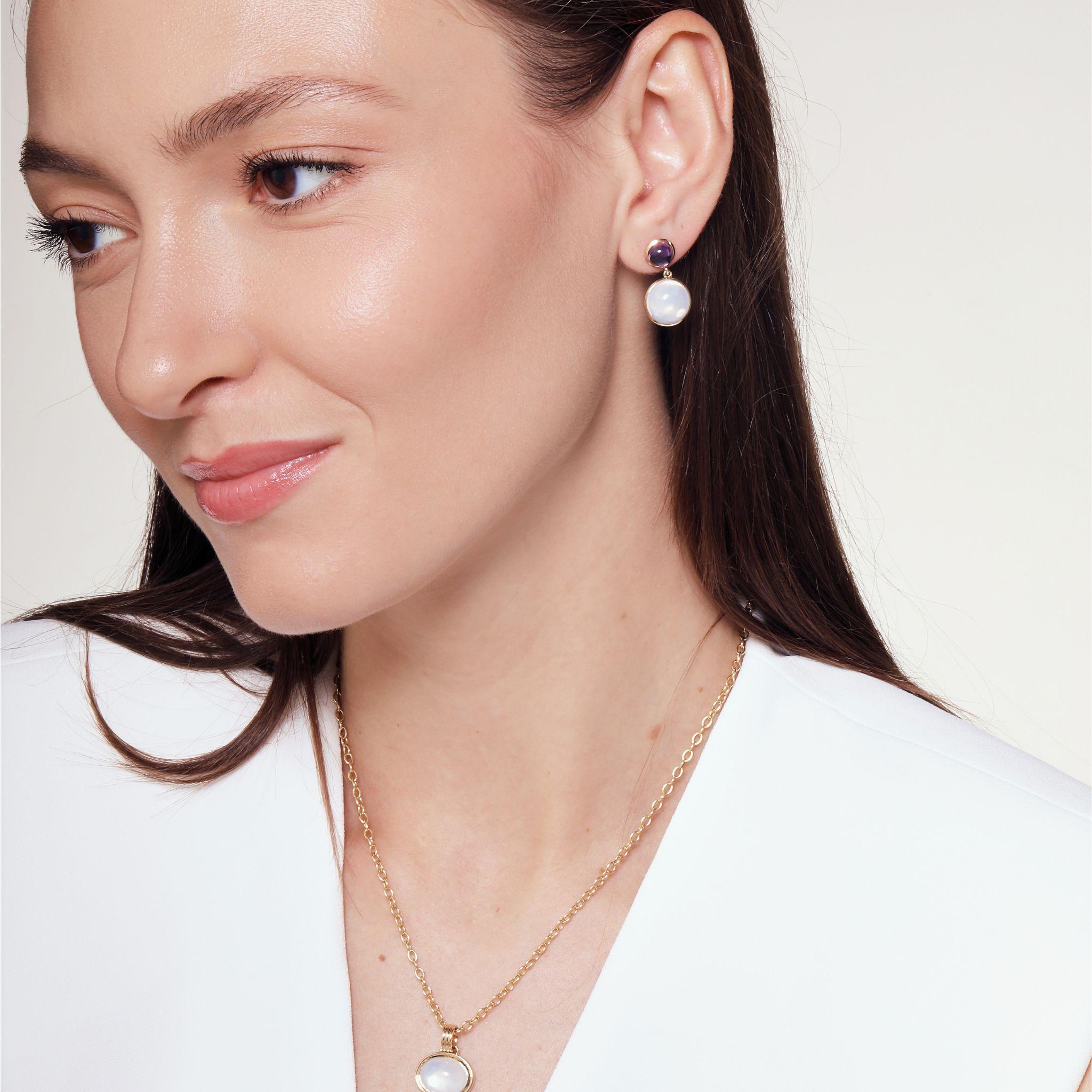 Hergestellt aus 18 Karat Gelbgold
Mondquarz ca. 11 Karat.
Amethyst ca. 2,50 Karat.
Postback für gepiercte Ohren
Limitierte Auflage

Diese Ohrringe aus 18 Karat Gelbgold in limitierter Auflage bestehen aus 11 Karat Mondquarz und 2,5 Karat Amethyst.
