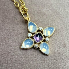 Colgante de oro amarillo Syna de cuarzo lunar y amatista con diamantes