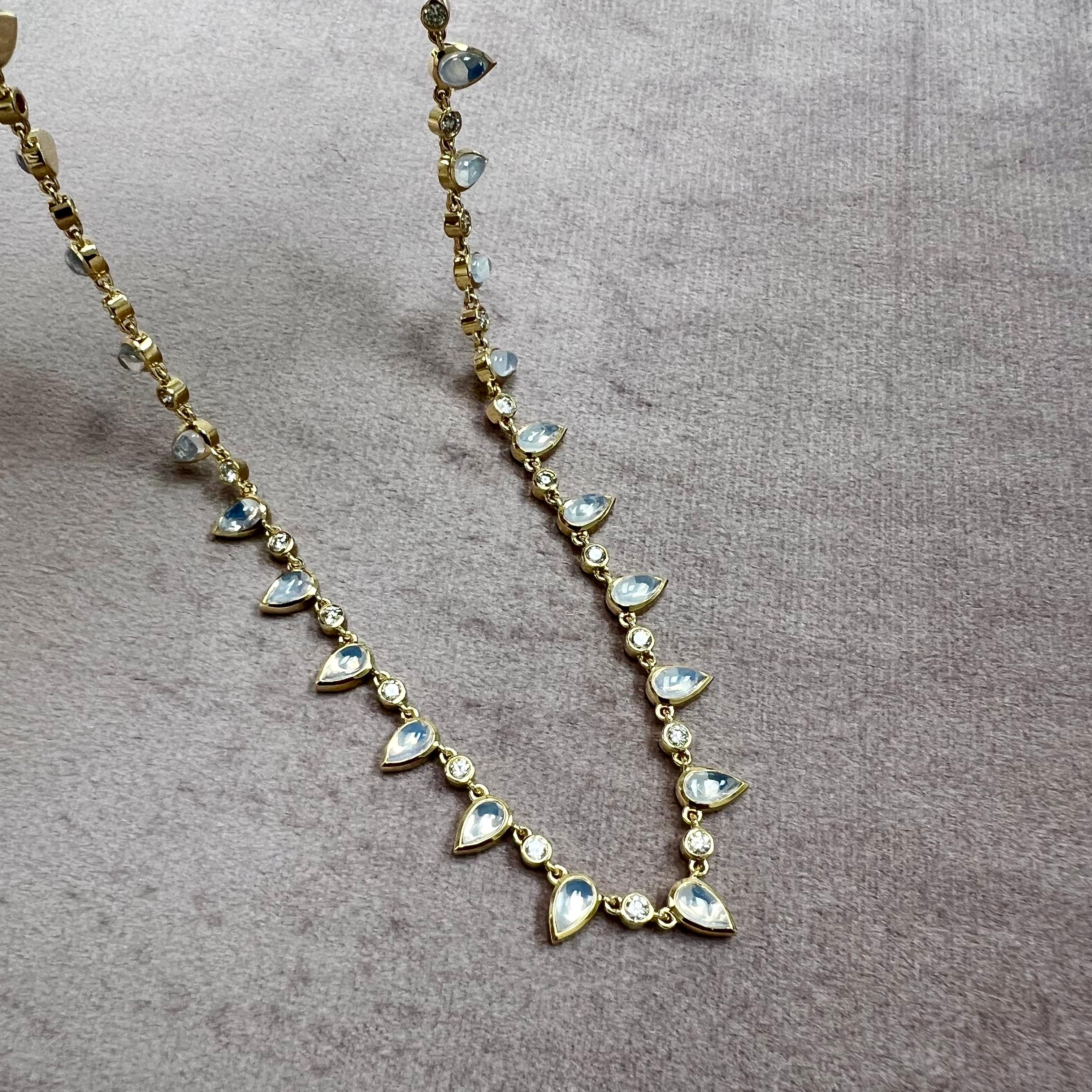 Hergestellt aus 18 Karat Gelbgold
Mondquarz ca. 10 Karat.
Diamanten ca. 1.50 Karat.
18 Zoll Länge
Karabinerverschluss aus 18 Karat Gelbgold



Über die Designer ~ Dharmesh & Namrata

Dharmesh & Namrata Kothari haben sich von kleinen Dingen
