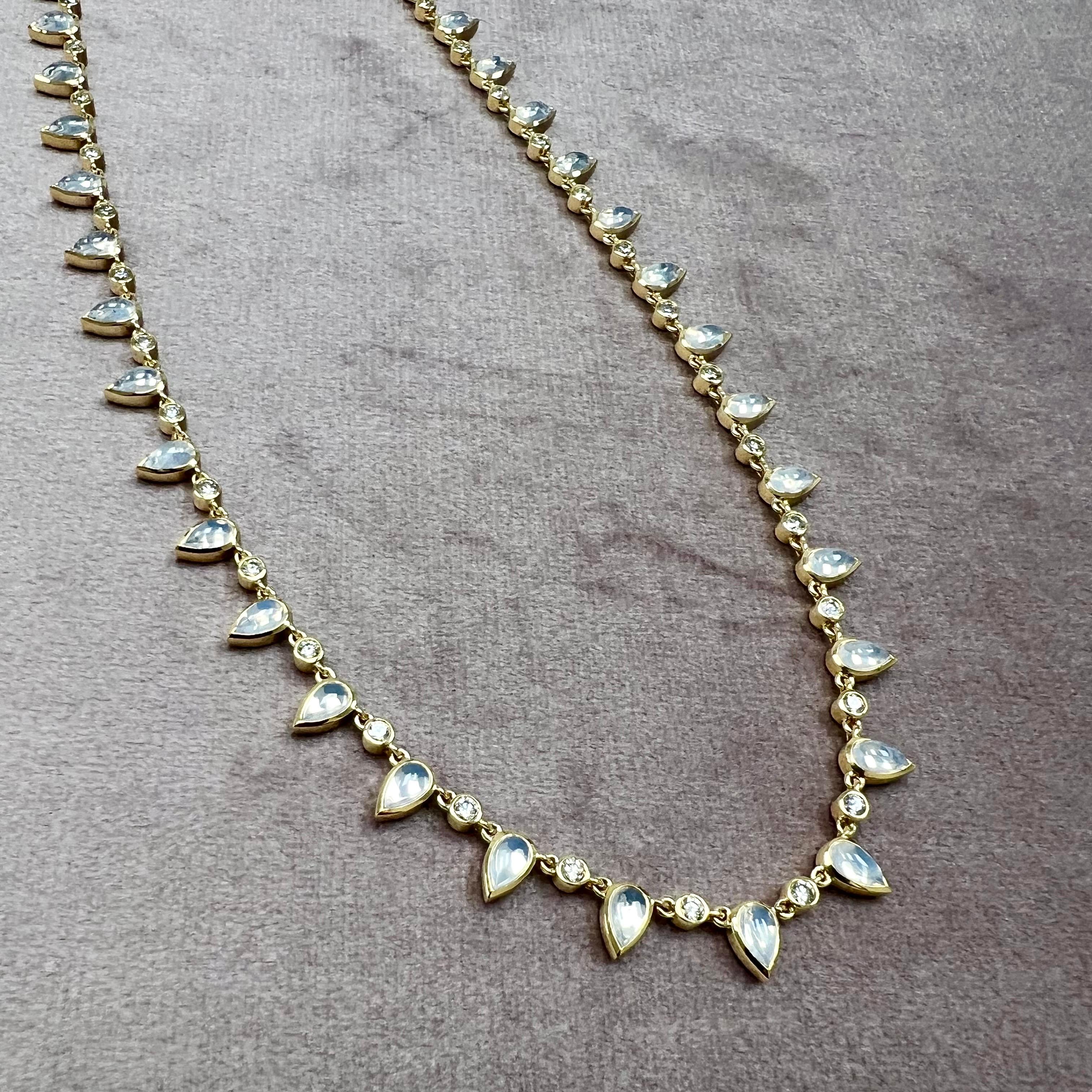 Syna Halskette aus Gelbgold mit Mondquarz und Diamanten (Gemischter Schliff)
