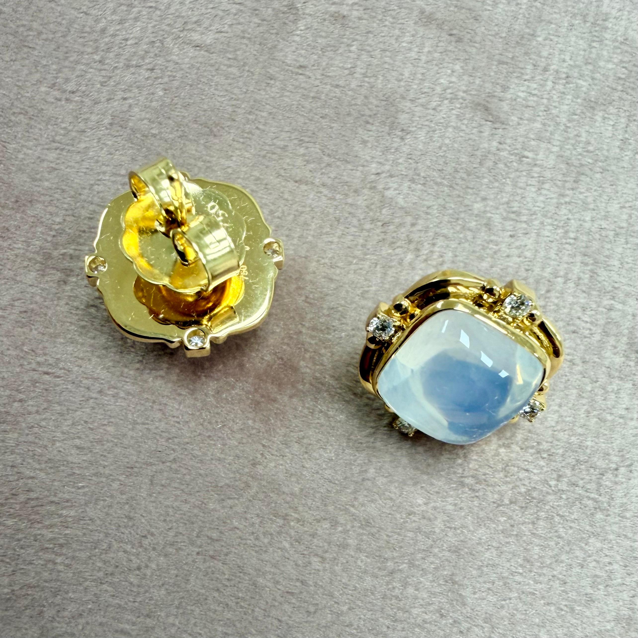Taille cabochon « sugarloaf » Syna Boucles d'oreilles en or jaune, quartz de lune et diamants en vente