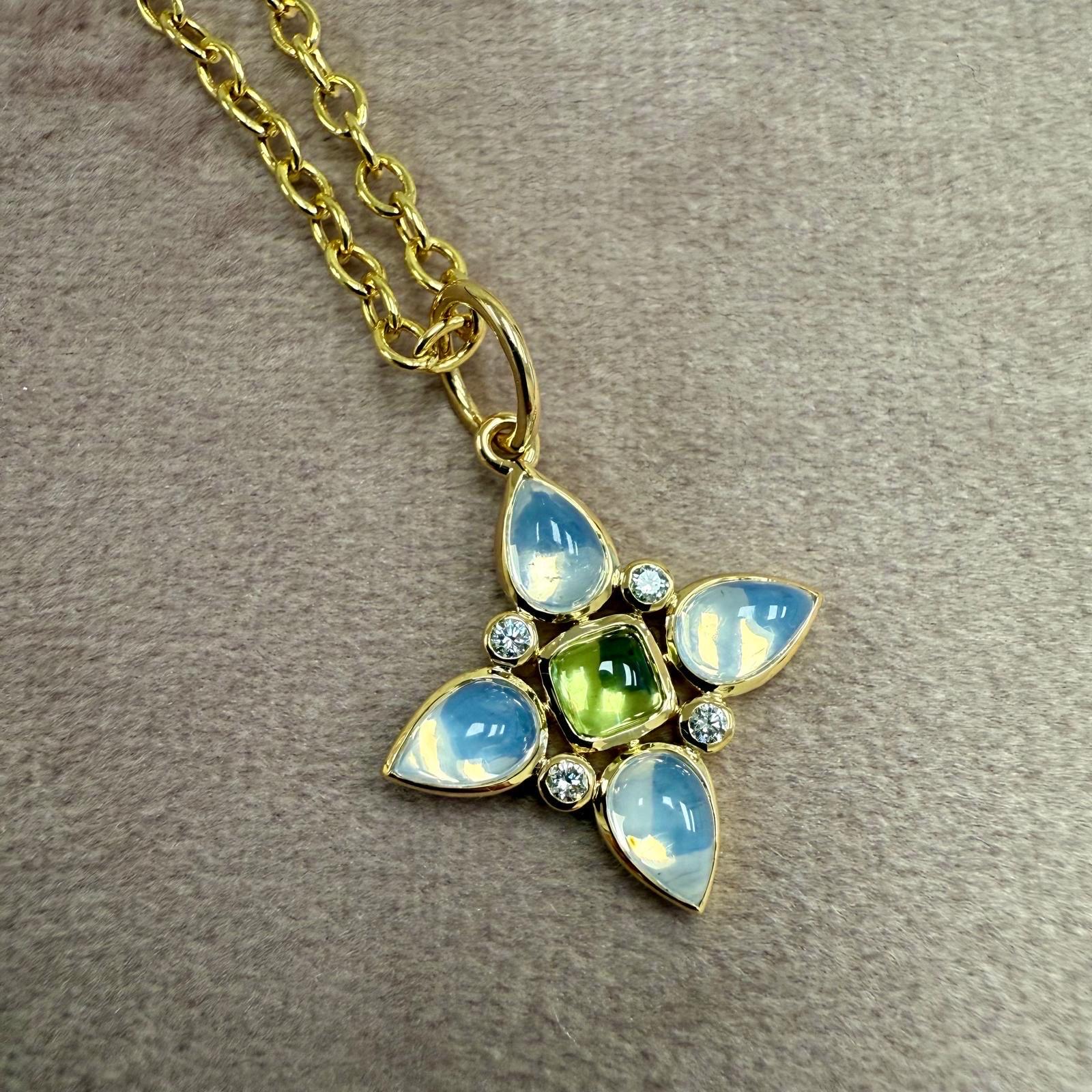 Contemporain Pendentif en or jaune Syna en quartz lunaire et péridot avec diamants en vente