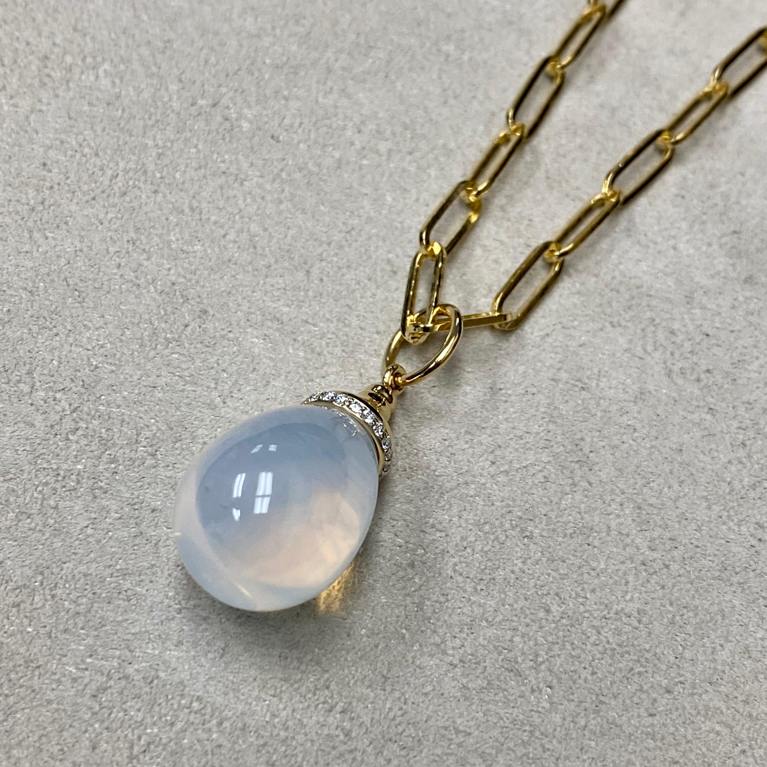 Taille ronde Pendentif en or jaune Syna avec quartz de lune et diamants en vente