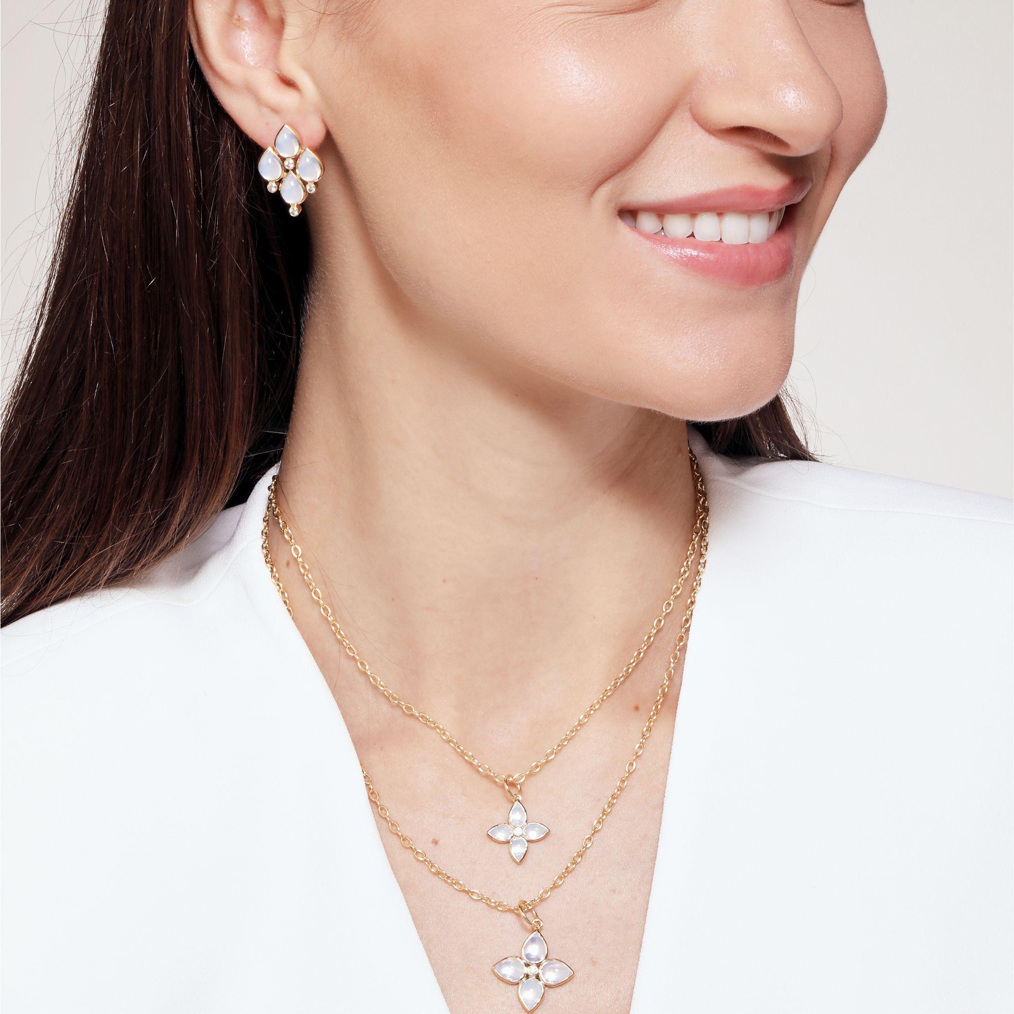 Taglio misto Orecchini di quarzo lunare in oro giallo Syna con diamanti in vendita