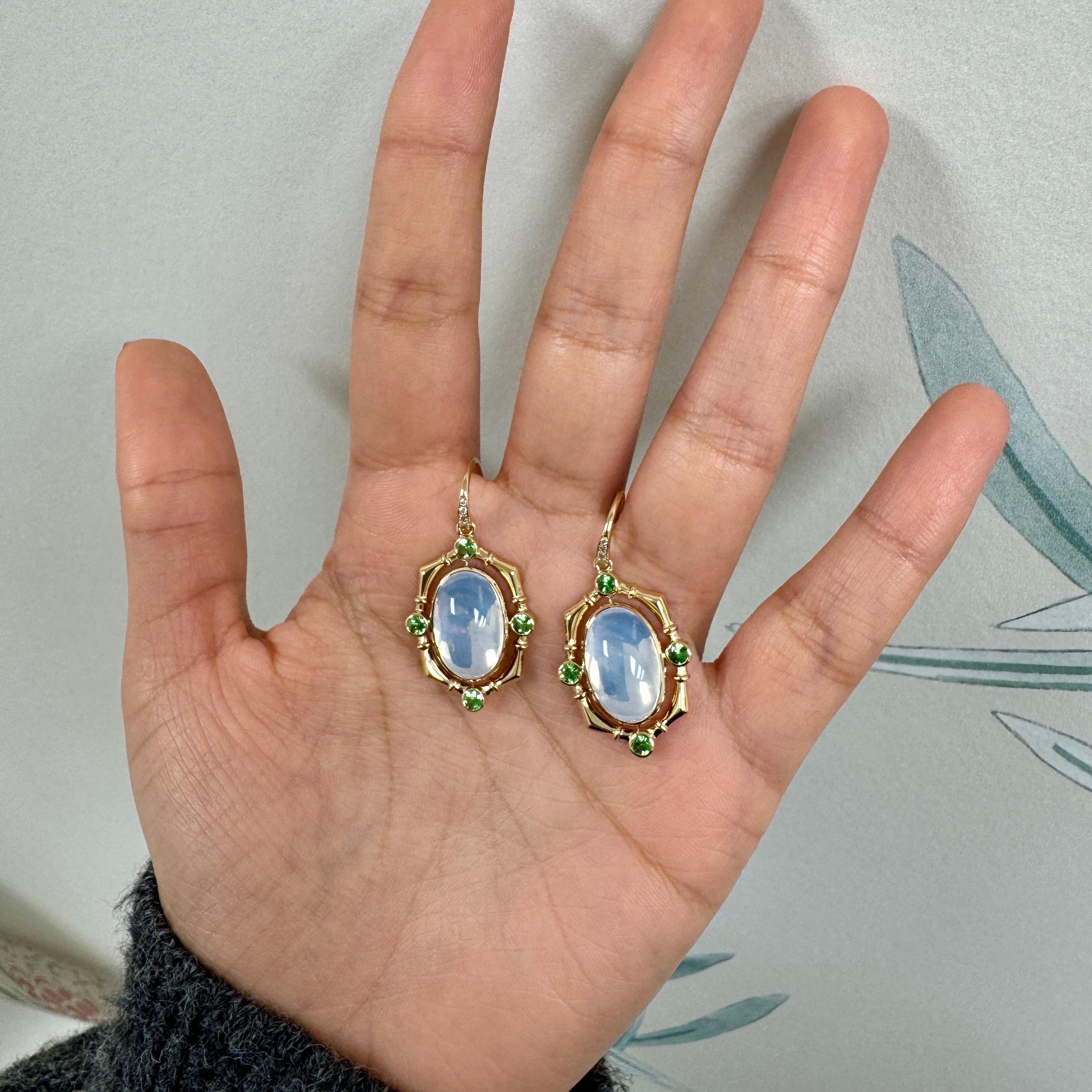 Creato in oro giallo 18 carati
Quarzo lunare 12.50 carato circa.
Tsavorites 0.70 carati circa.
Diamanti 0,05 carati circa.
Filo francese per orecchie forate



Informazioni sui designer

Traendo ispirazione dalle piccole cose, Dharmesh & Namrata