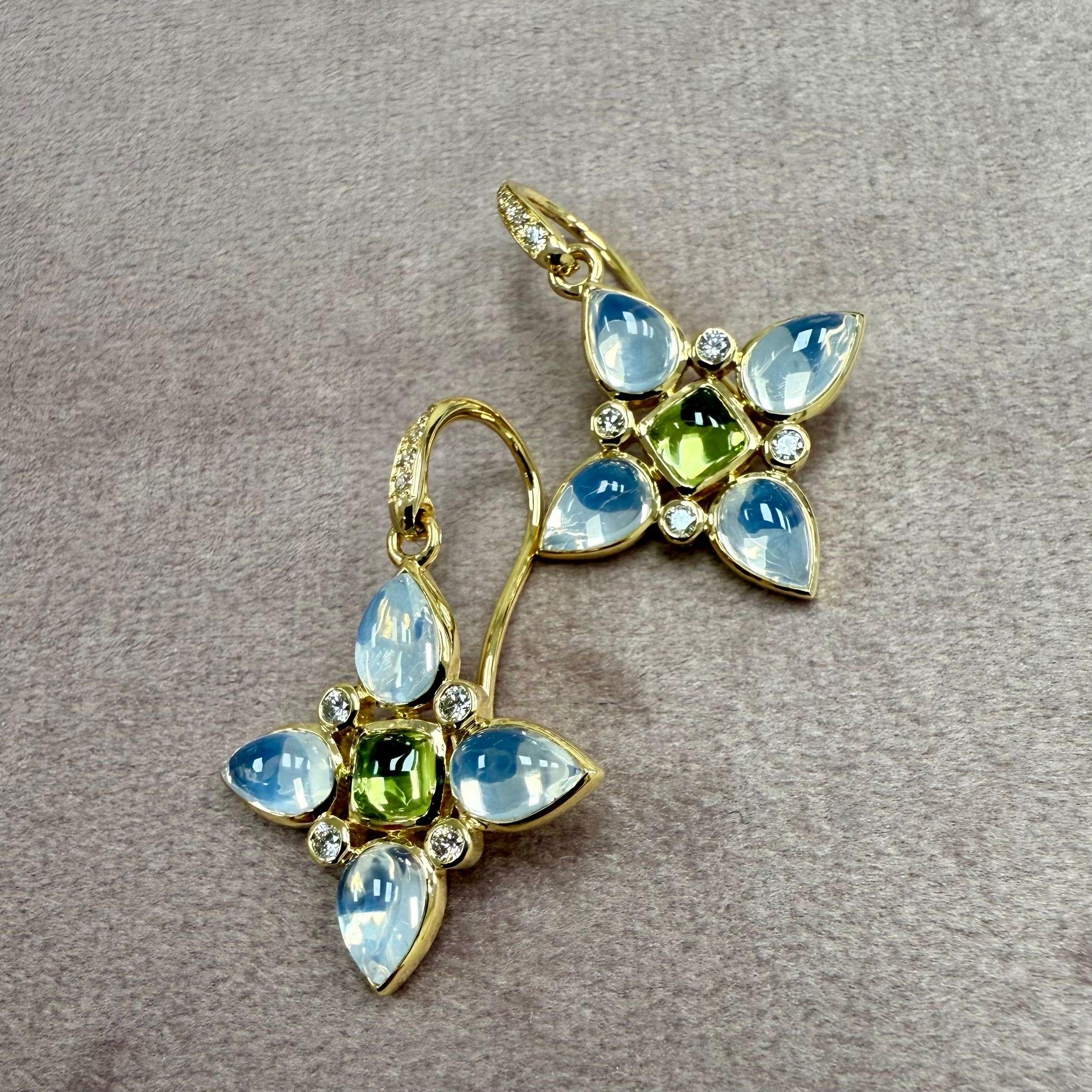 Contemporaneo Orecchini a fiore di quarzo lunare in oro giallo Syna con peridoto e diamanti in vendita