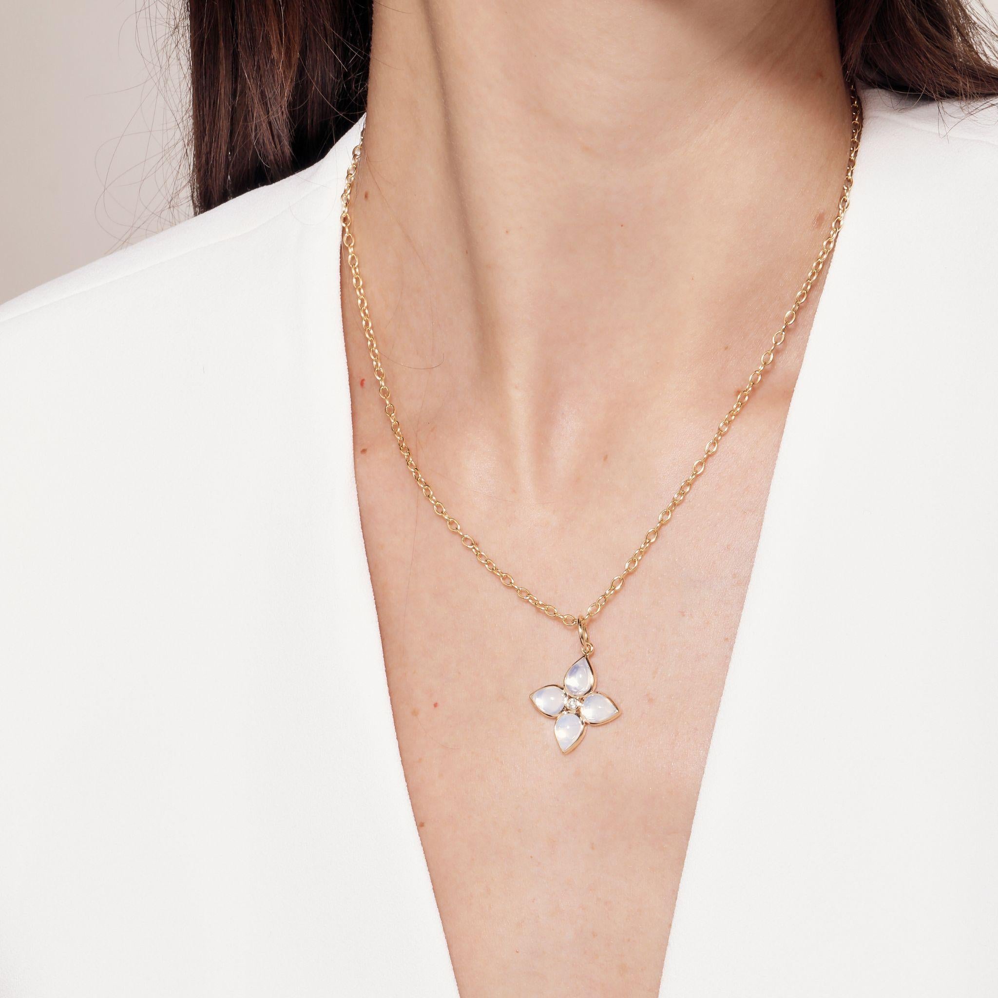 Hergestellt aus 18 Karat Gelbgold
Mondquarz ca. 5 Karat.
Diamanten ca. 0.04 Karat.
Kette separat erhältlich

Der aus 18 Karat Gelbgold gefertigte Anhänger ist fachmännisch mit einem 5-karätigen Mondquarz und 0,04-karätigen Diamanten besetzt, die ihm