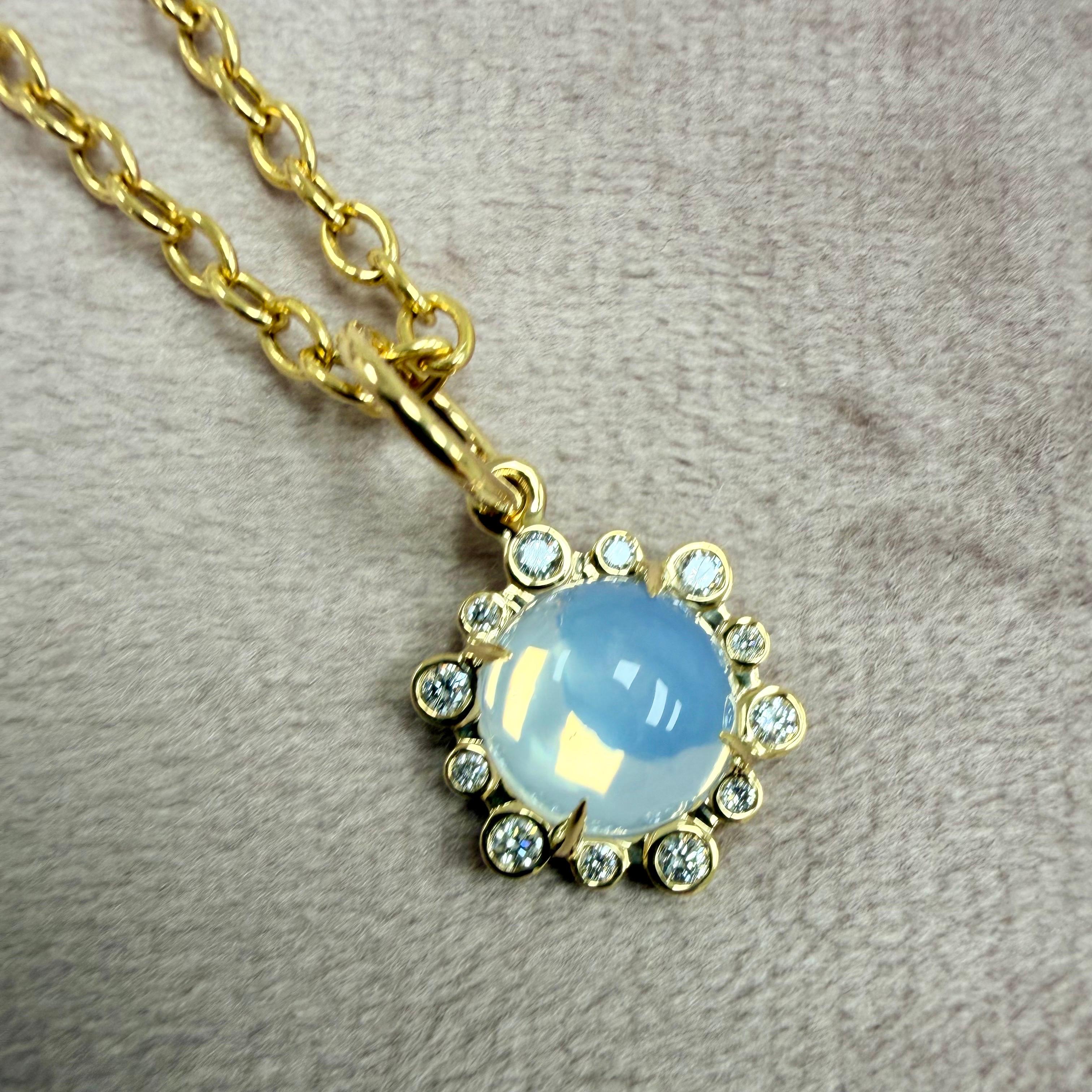 Créé en or jaune 18 carats
Quartz lunaire 2 carats environ
Diamants 0,10 carat environ
Chaîne vendue séparément
Edition limitée




 À propos des concepteurs ~ Dharmesh & Namrata

S'inspirant de petites choses, Jewell et Namrata Kothari ont créé une